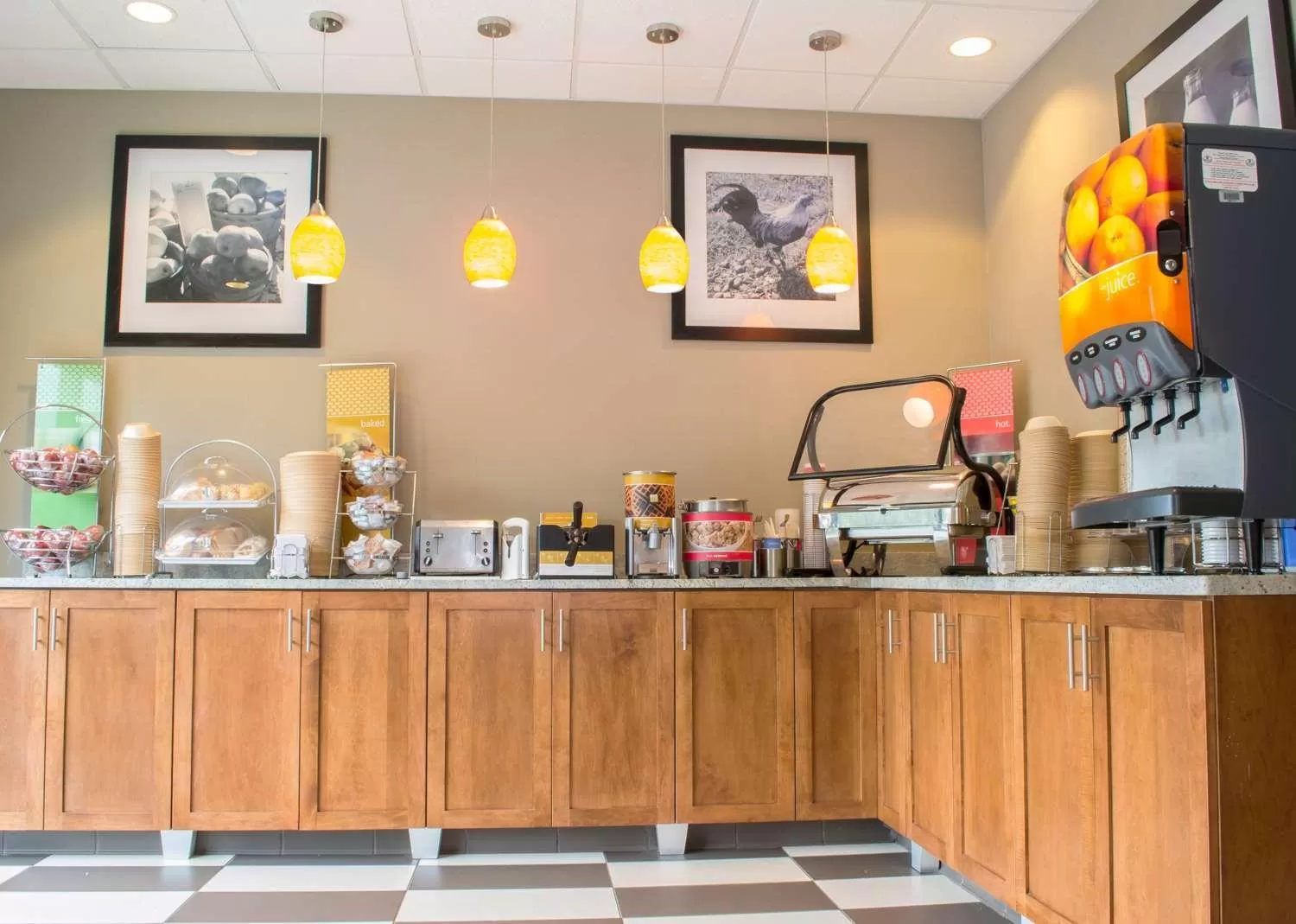 Dining area in Hampton Inn Tampa-Veterans Expressway