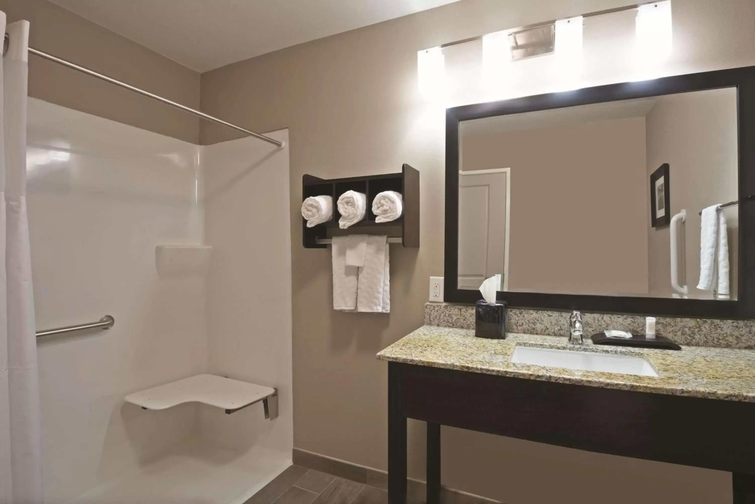 Bathroom in La Quinta by Wyndham Paducah