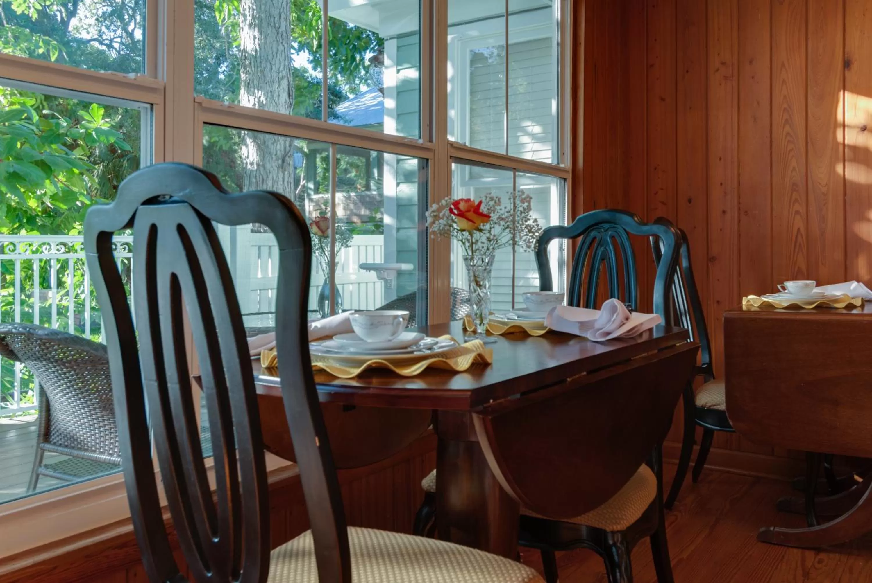 Coffee/tea facilities, Dining Area in SeaGlass Inn Bed and Breakfast