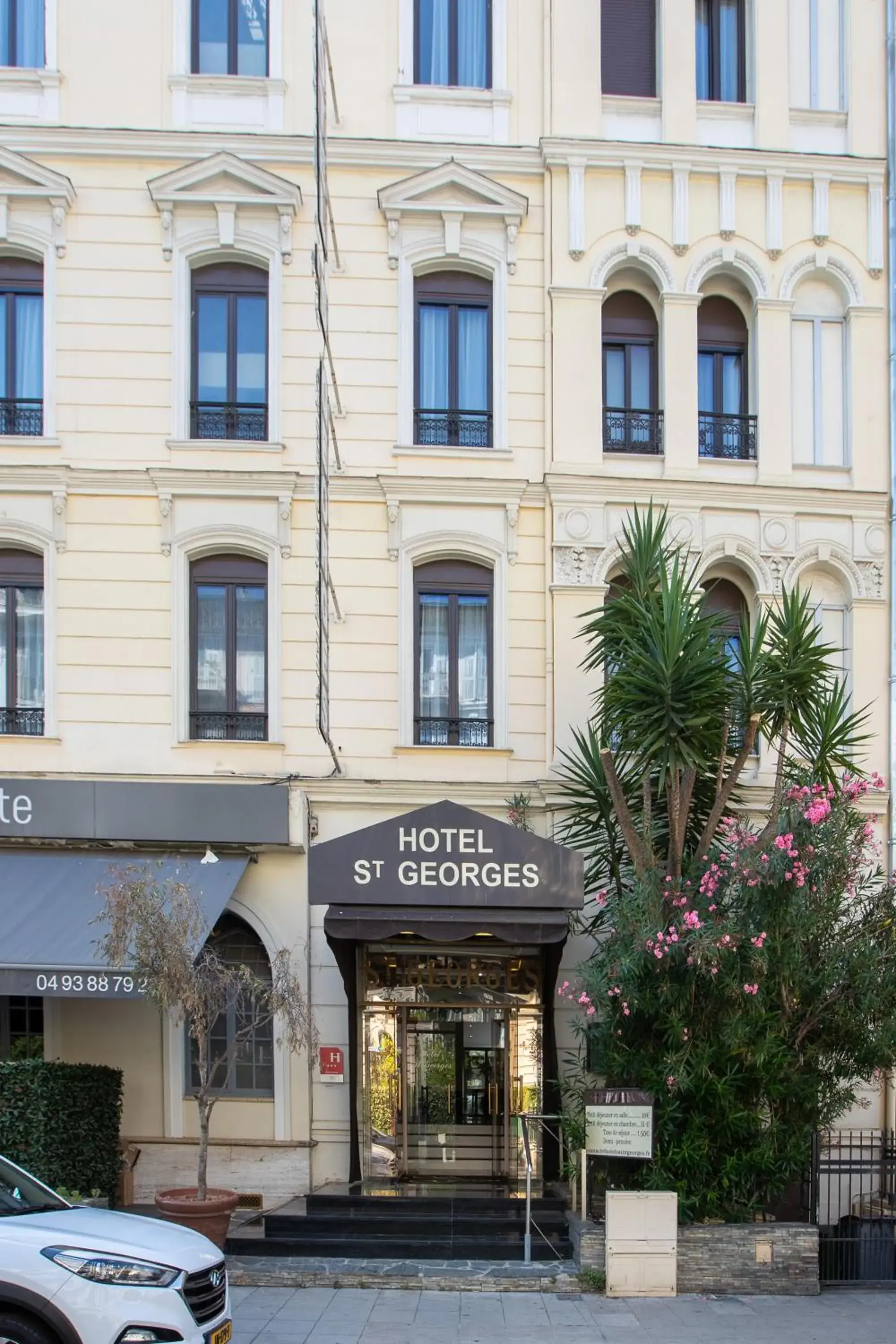 Property Building in Hotel Saint Georges