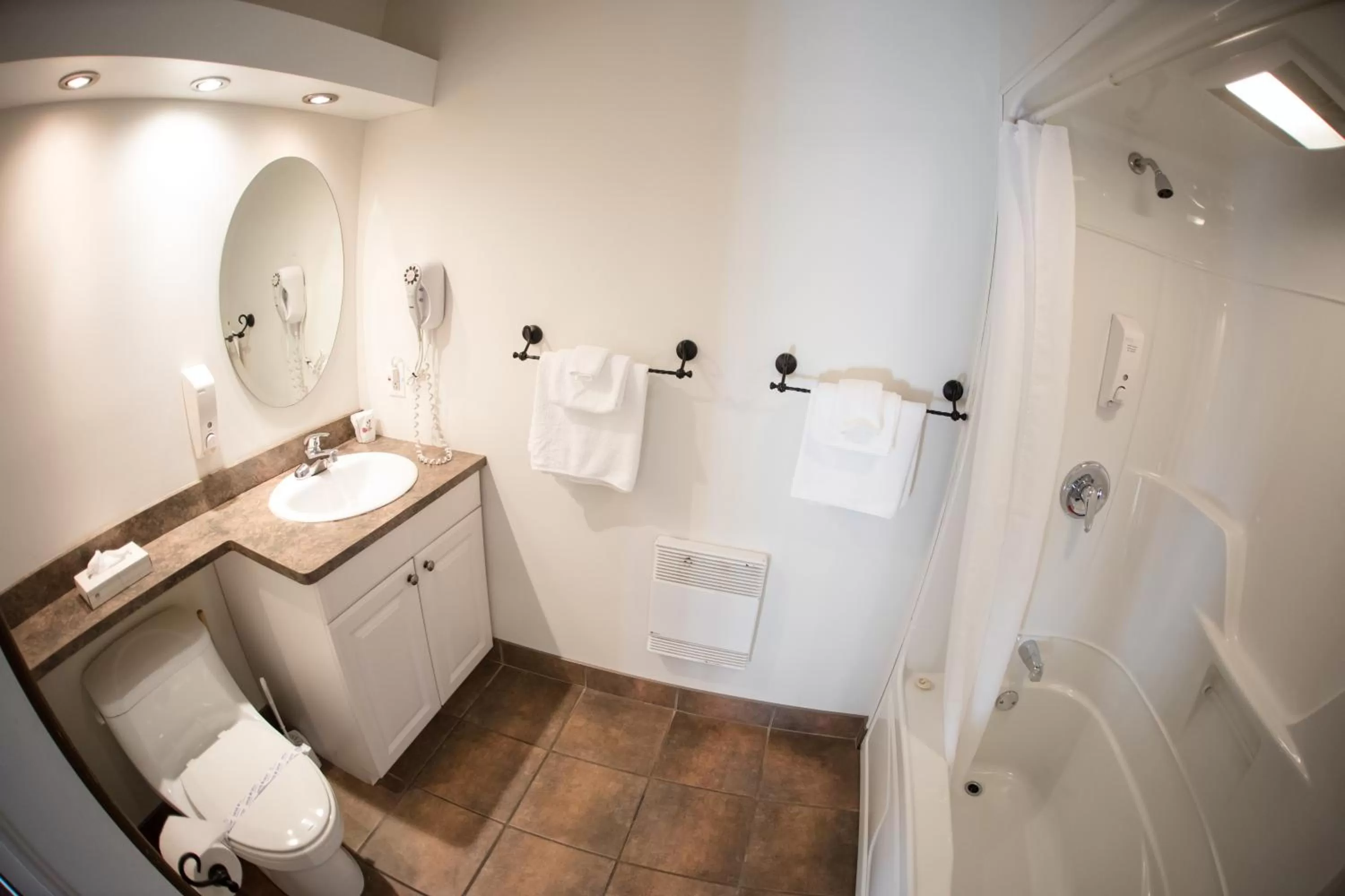 Bathroom in Le Montagnard, Auberge Hôtel & Chalets