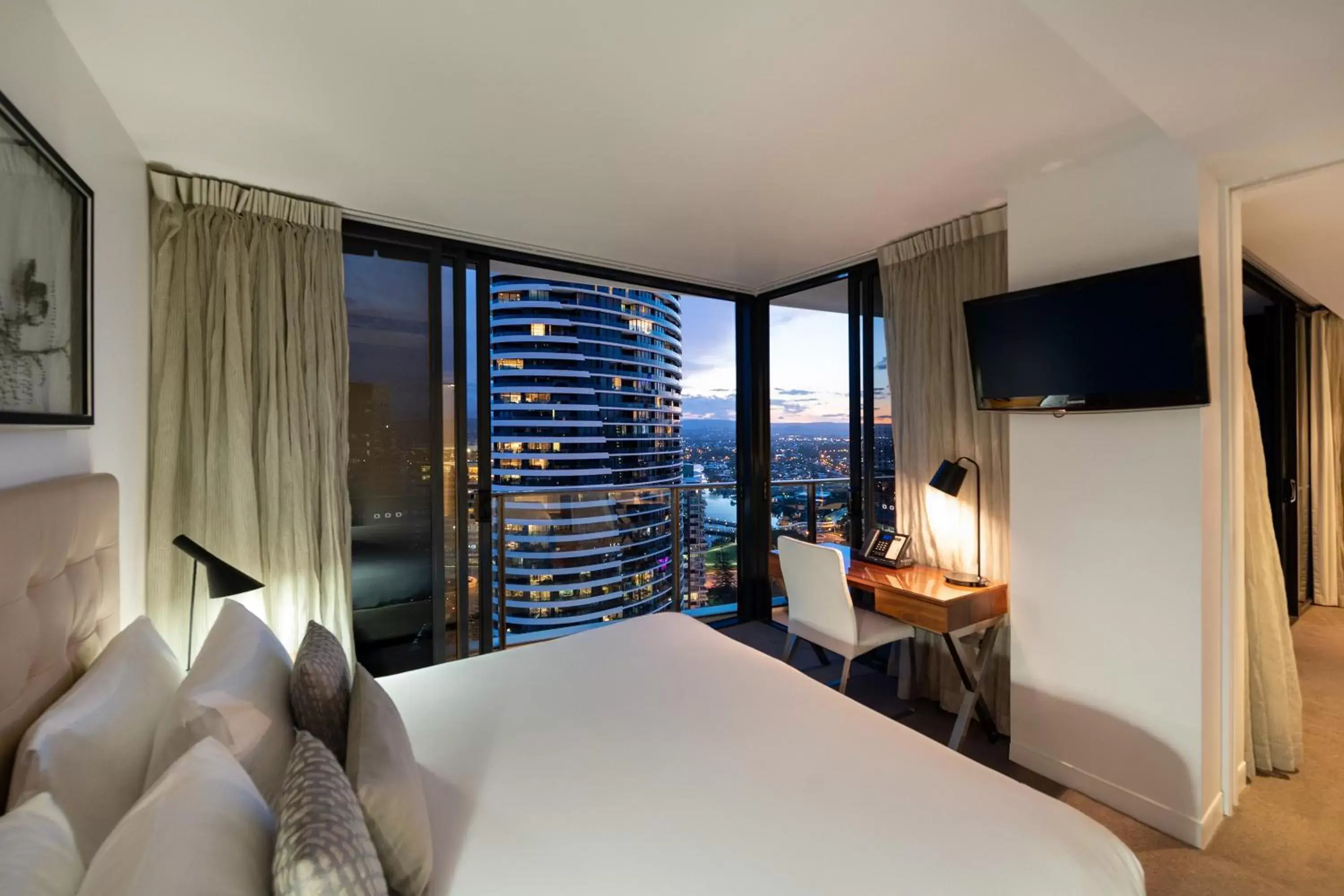 Bedroom, TV/Entertainment Center in Peppers Broadbeach