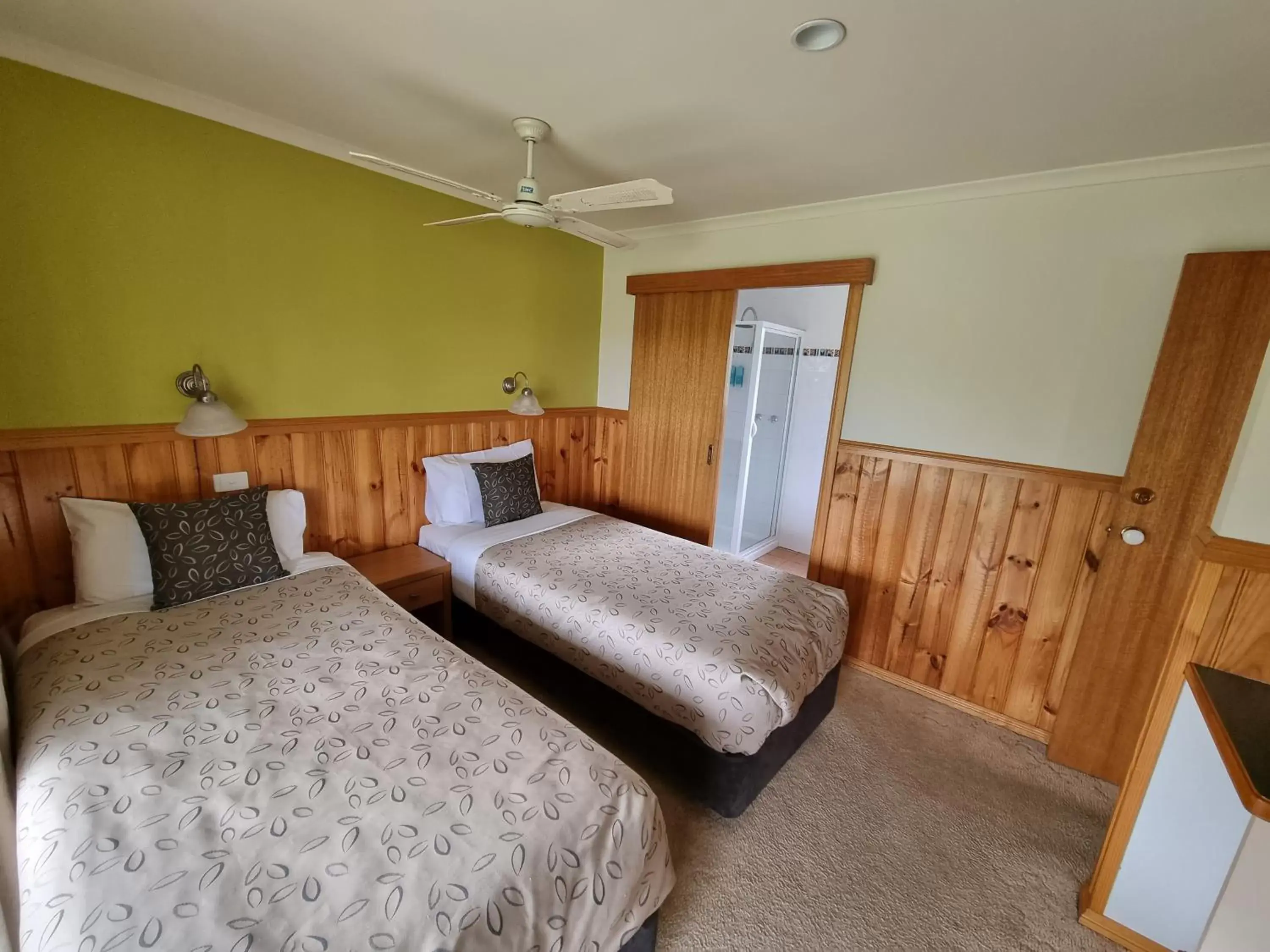 Bathroom, Bed in Golden Heritage Accommodation