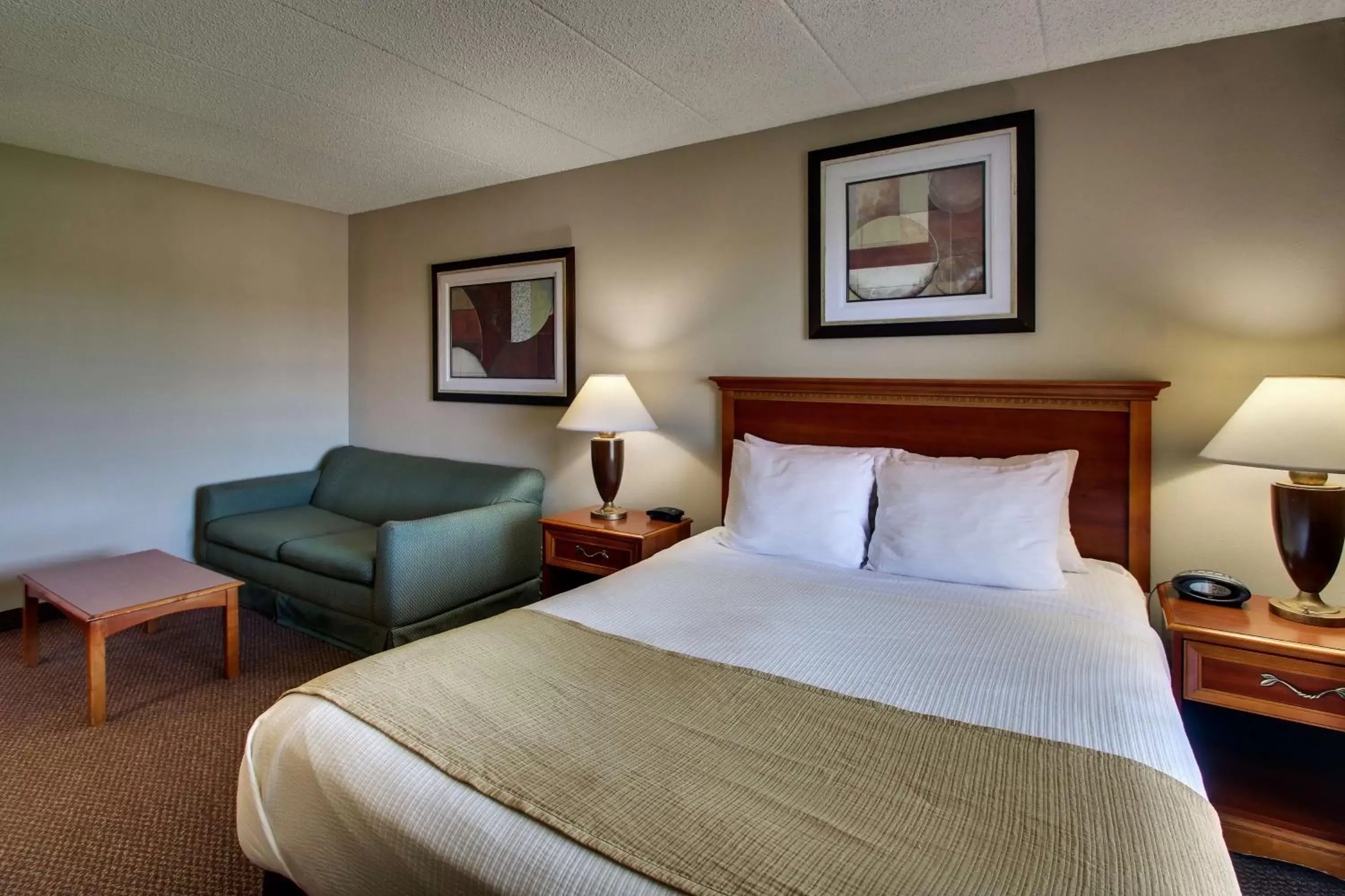Photo of the whole room, Bed in Best Western East Towne Suites