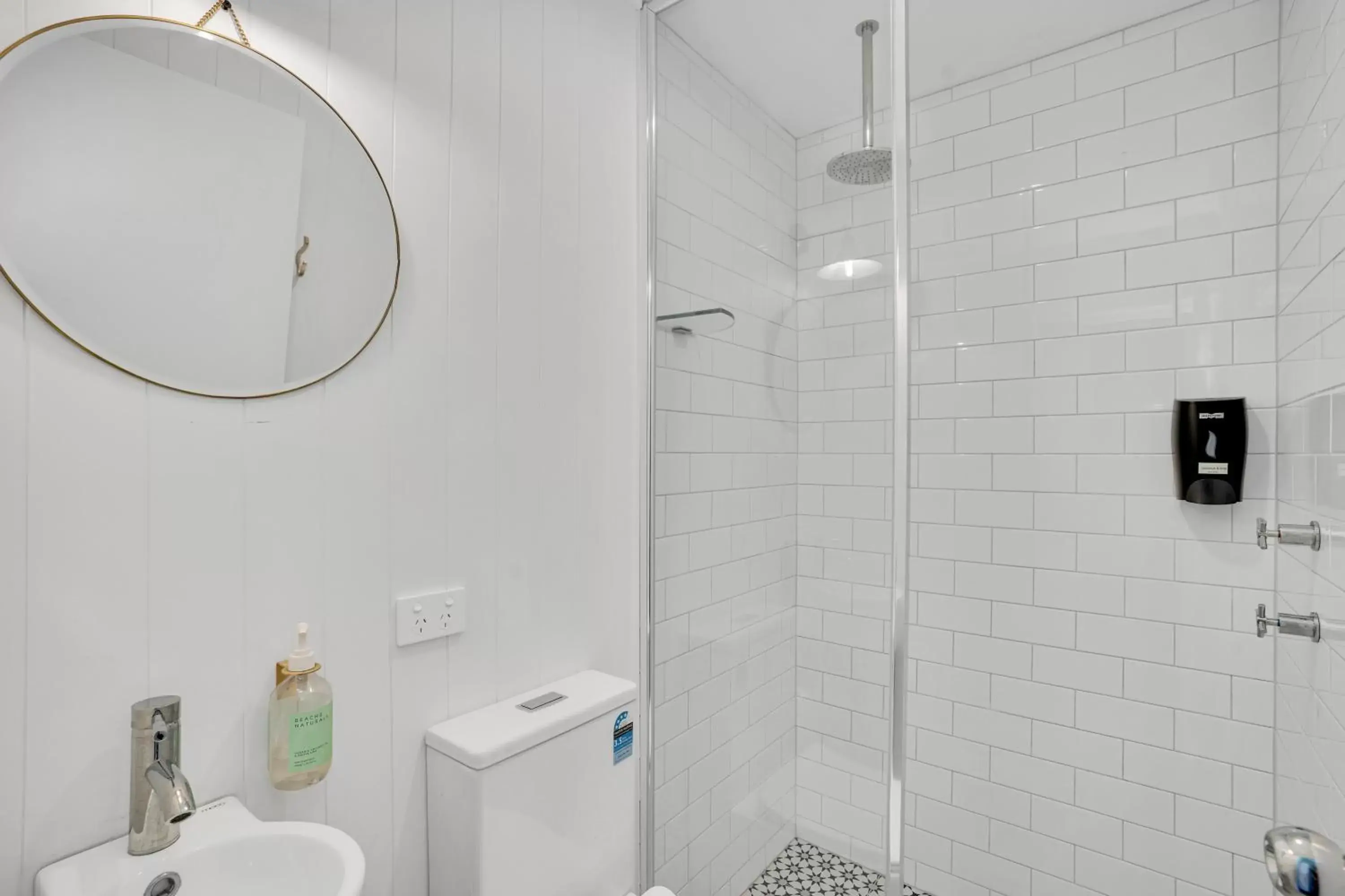 Shower, Bathroom in Bundanoon Hotel