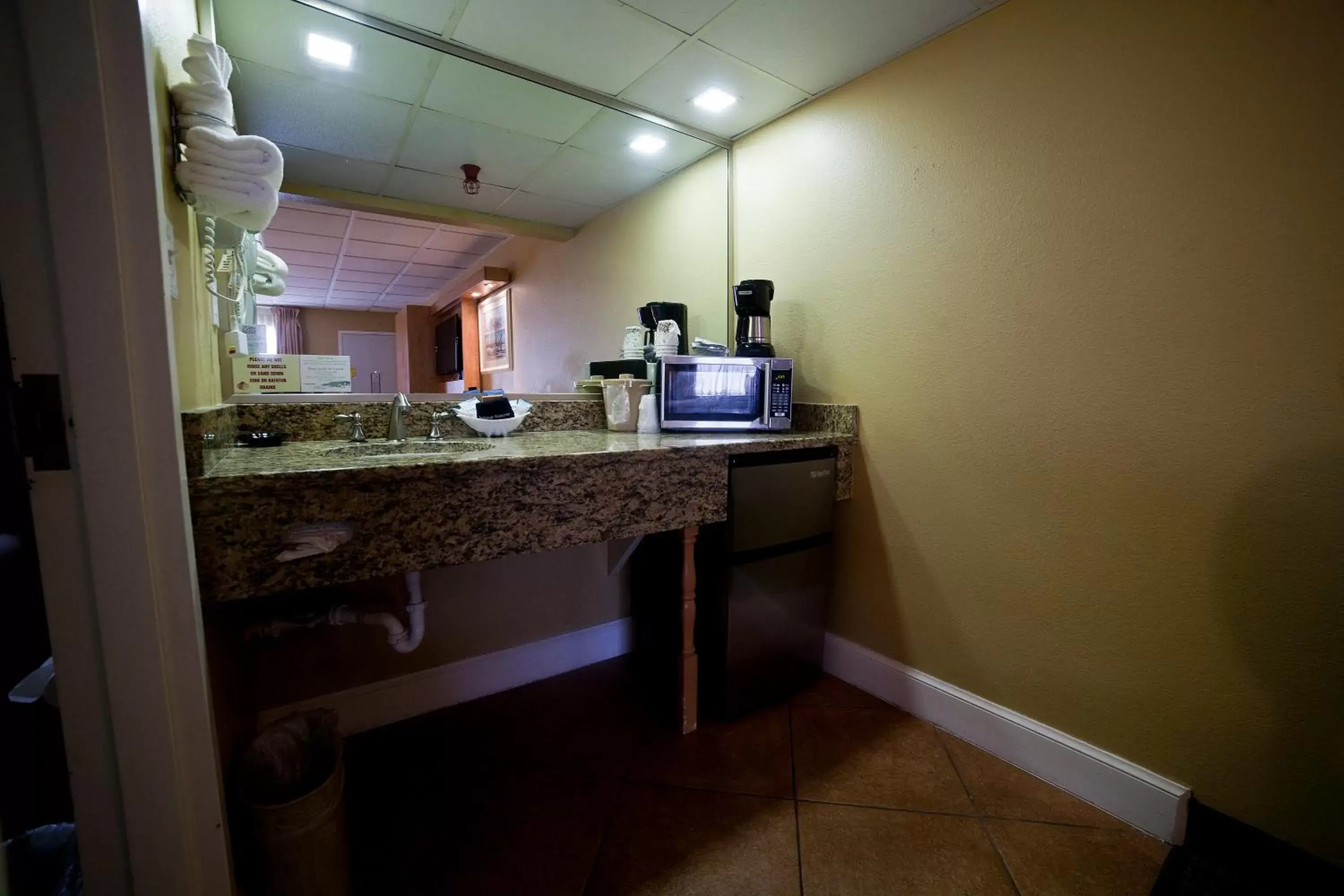 Coffee/tea facilities in DeSoto Beach Hotel