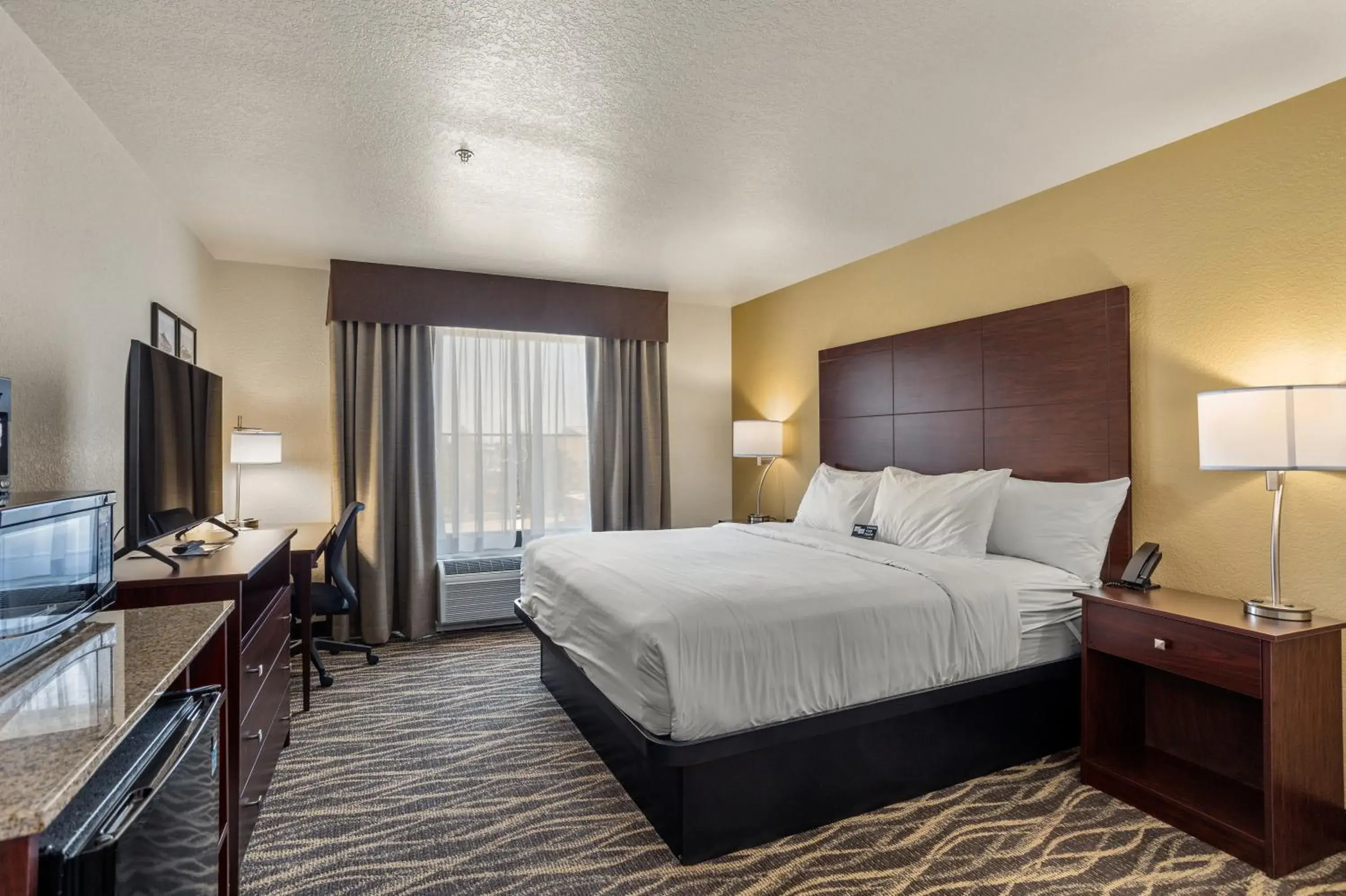 Bed in Cobblestone Hotel & Suites - De Pere