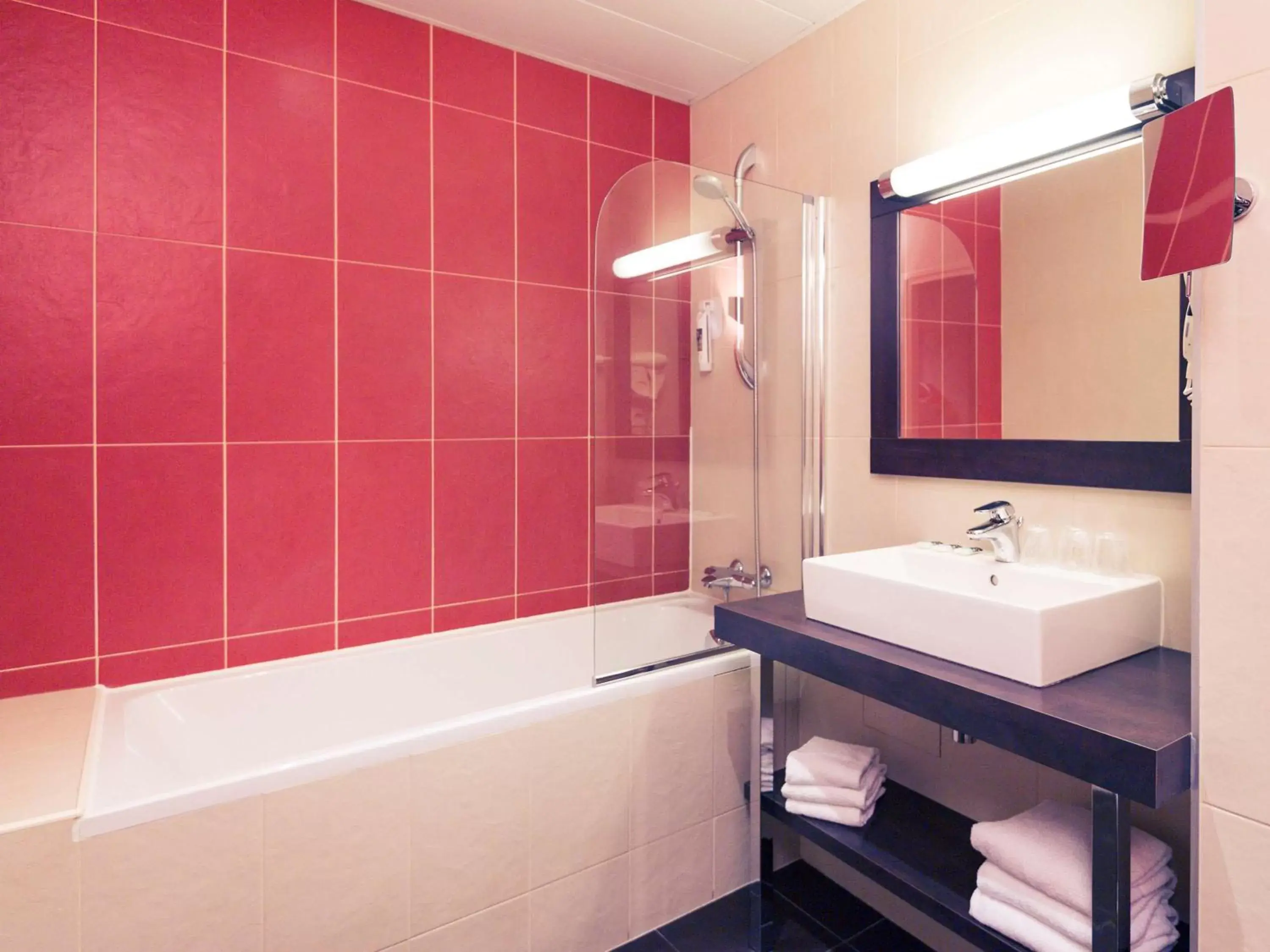 Photo of the whole room, Bathroom in Mercure Maurepas Saint Quentin