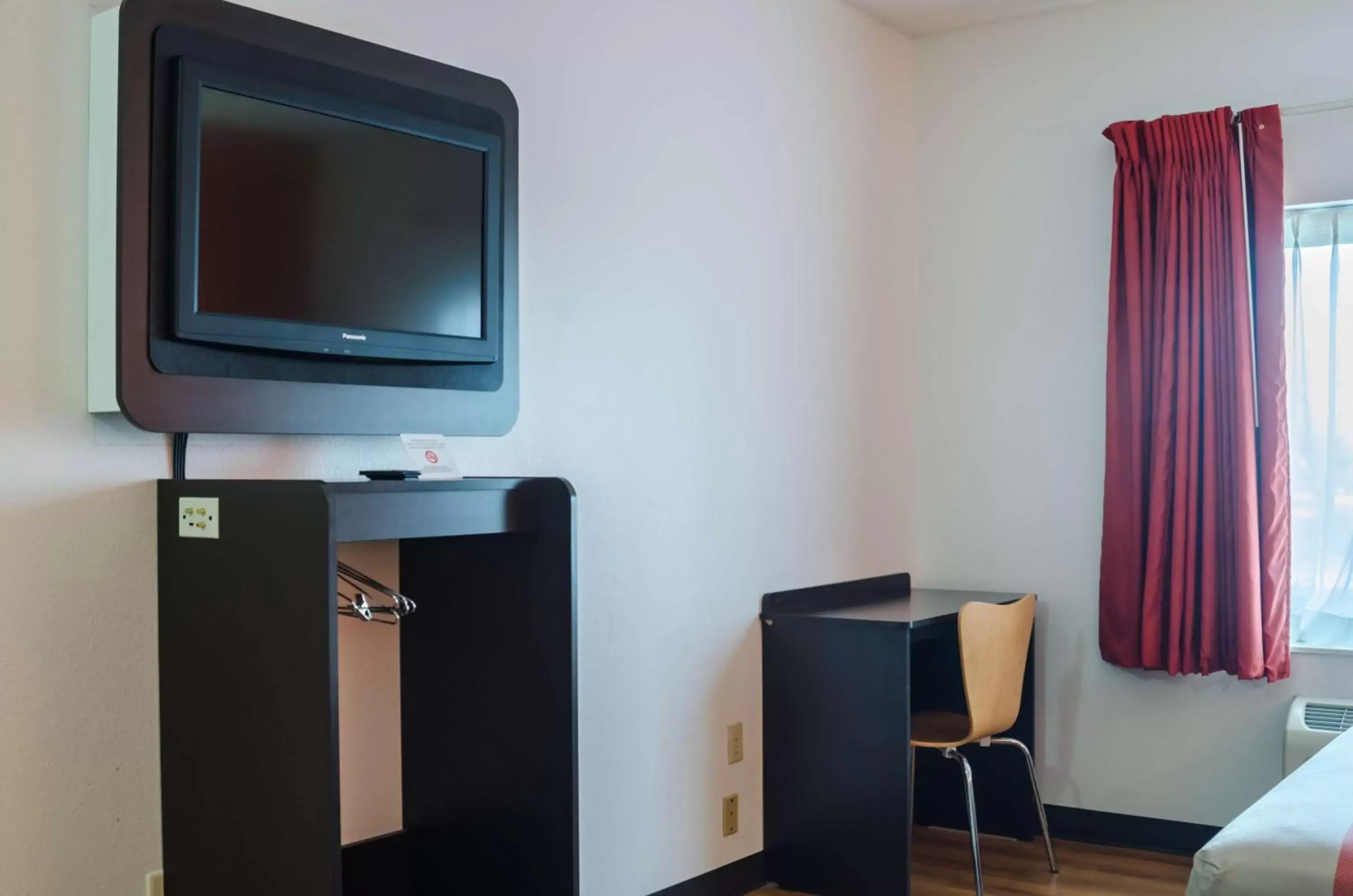 TV and multimedia, TV/Entertainment Center in Motel 6-Lincoln, NE