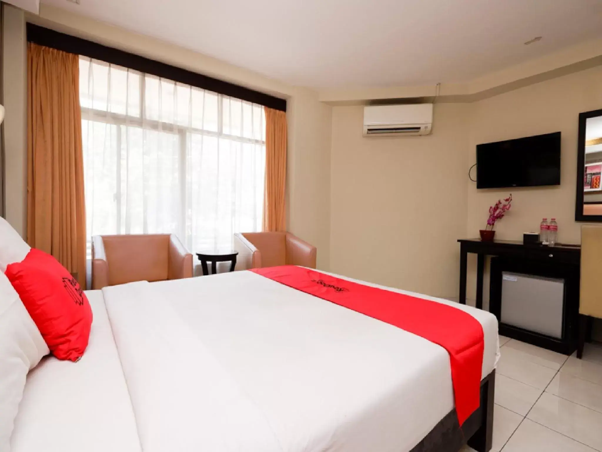 Bedroom, Bed in RedDoorz Plus @ Singosari Raya Bedroom, Bed in RedDoorz Plus @ Singosari Raya