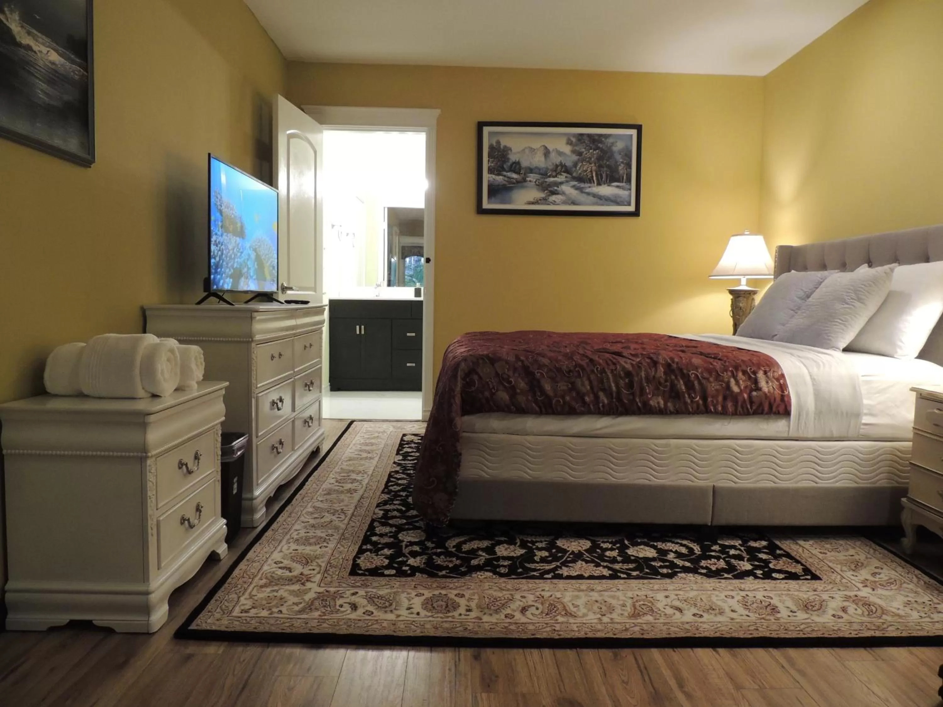 Bedroom, Bed in Summer Express Kelowna B&B - Villa Bellissimo Fran-Talia