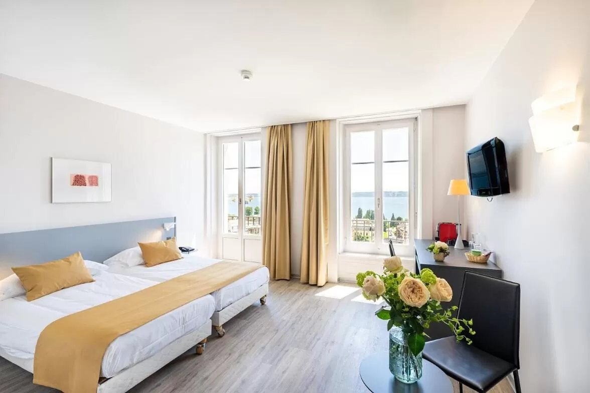 Photo of the whole room, Bed in Hôtel Alpes & Lac