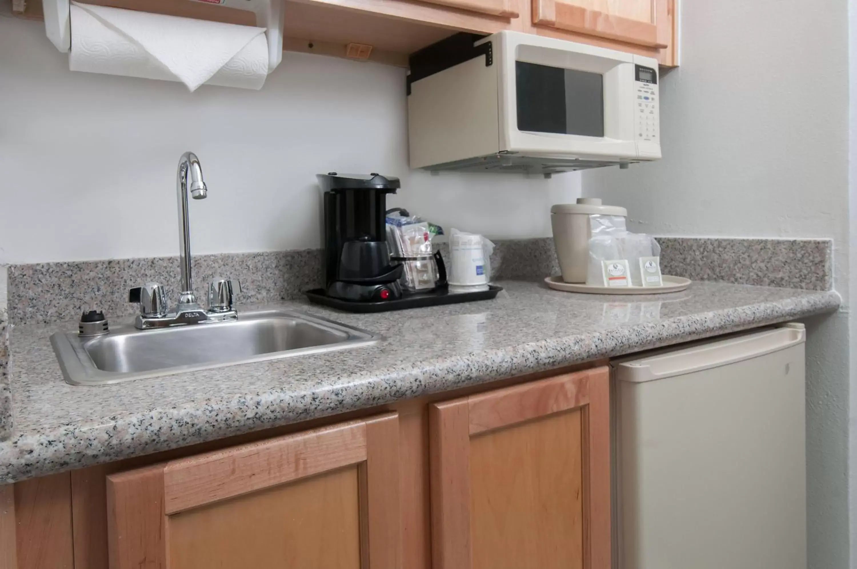 Bedroom, Kitchen/Kitchenette in Holiday Inn Express Hotel & Suites San Antonio - Rivercenter Area, an IHG Hotel