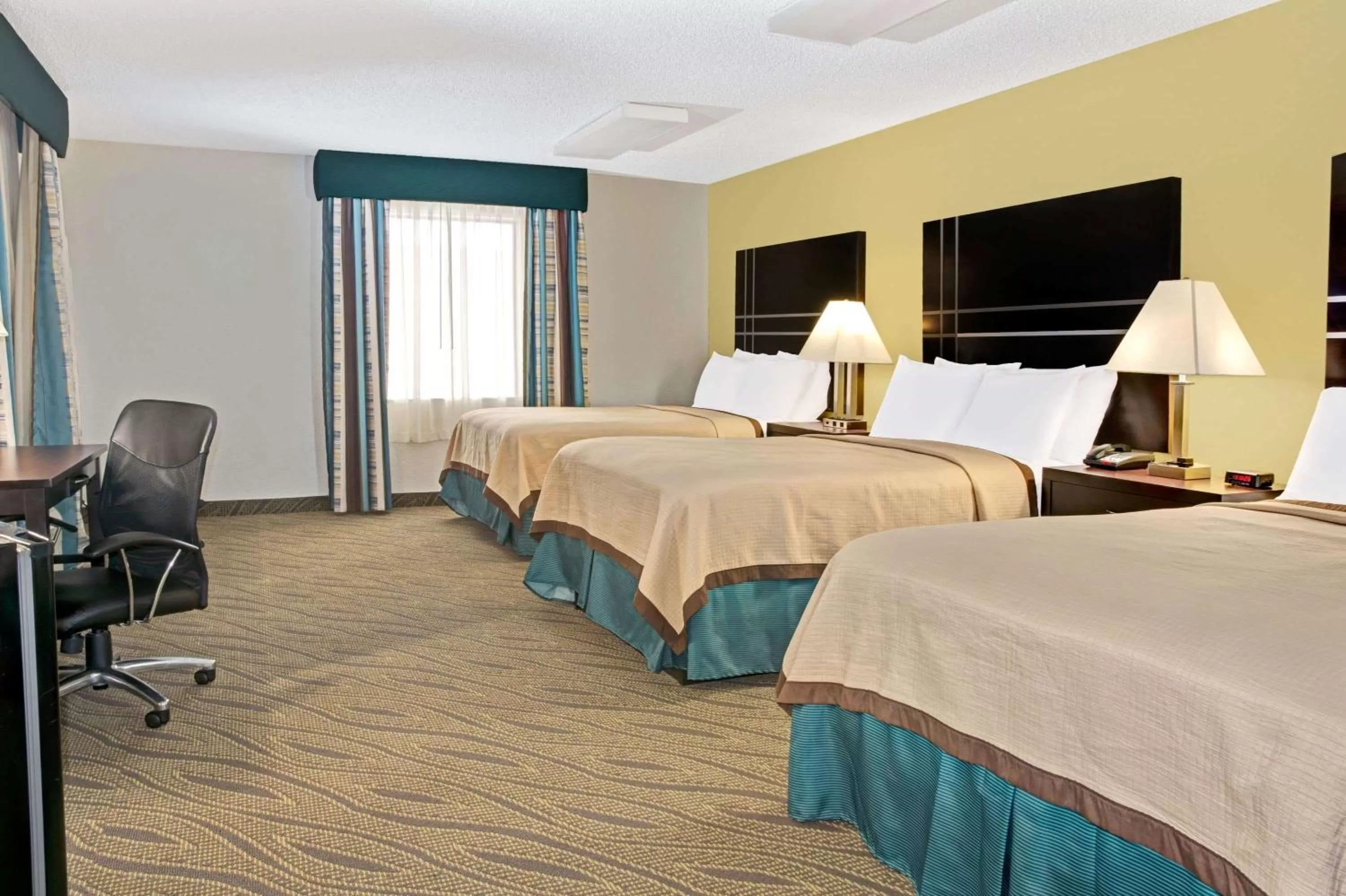 Photo of the whole room, Bed in Howard Johnson by Wyndham Houston Heights Downtown