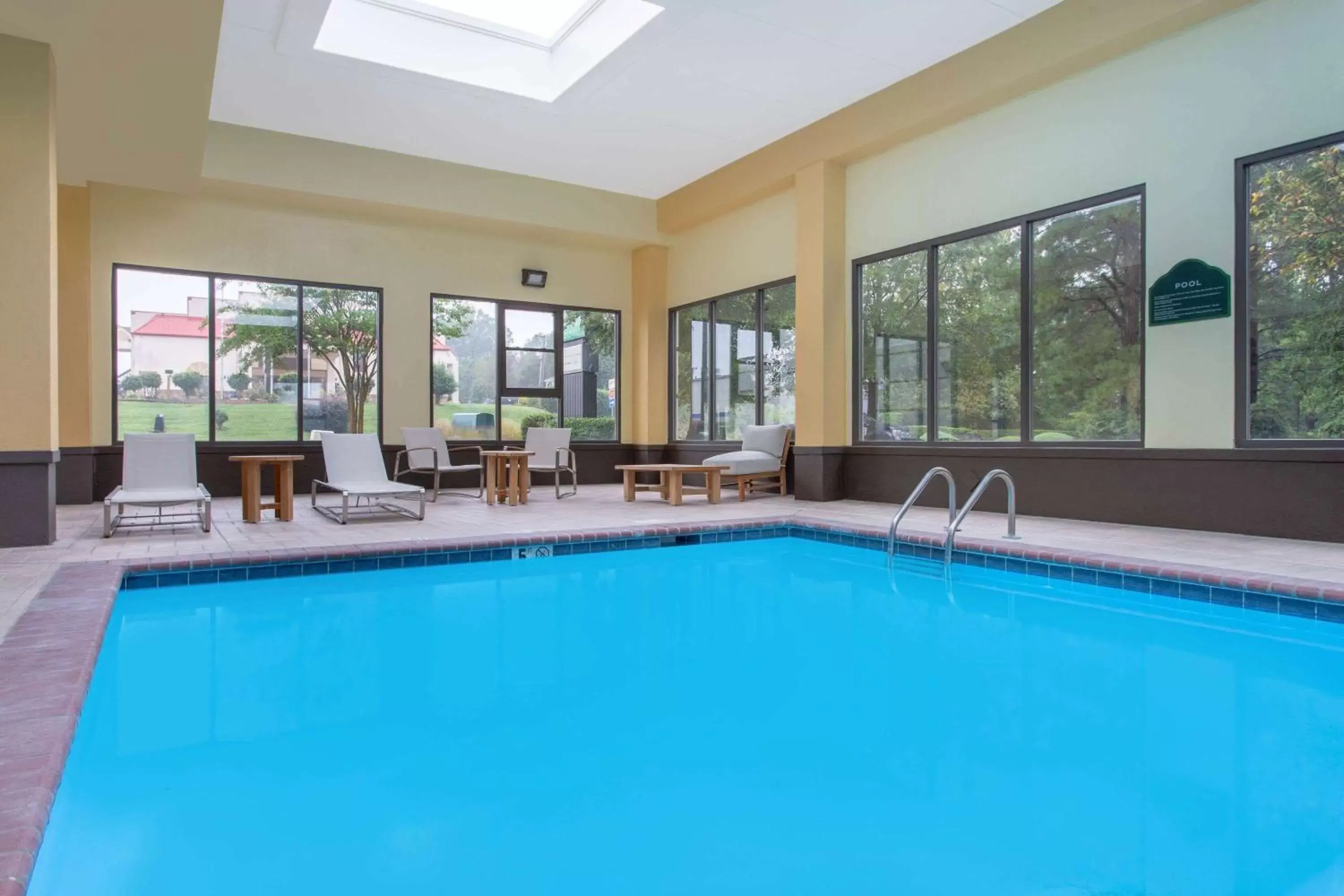 Pool view, Swimming Pool in La Quinta Inn & Suites by Wyndham Mooresville