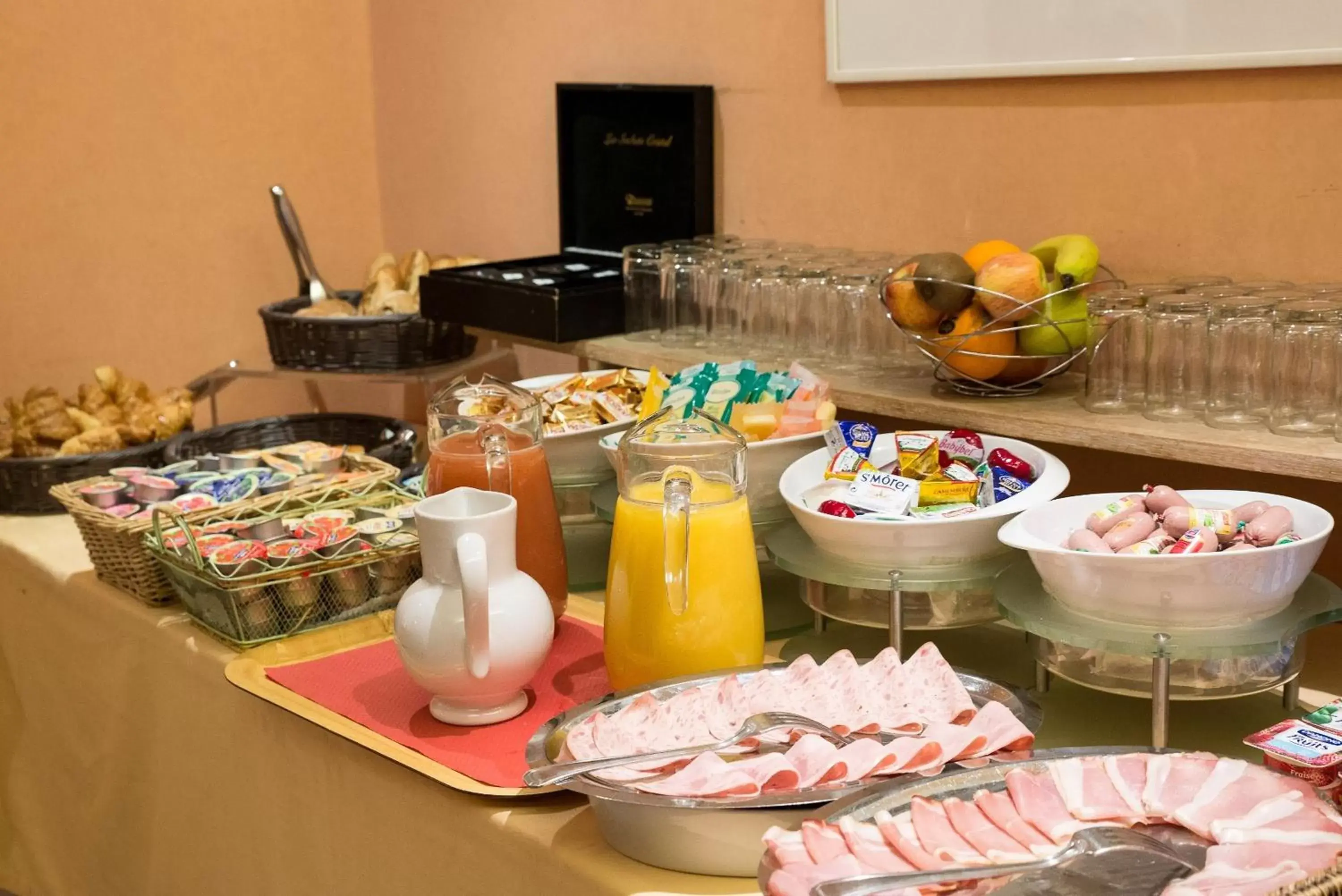 Buffet breakfast in Relais du Pré