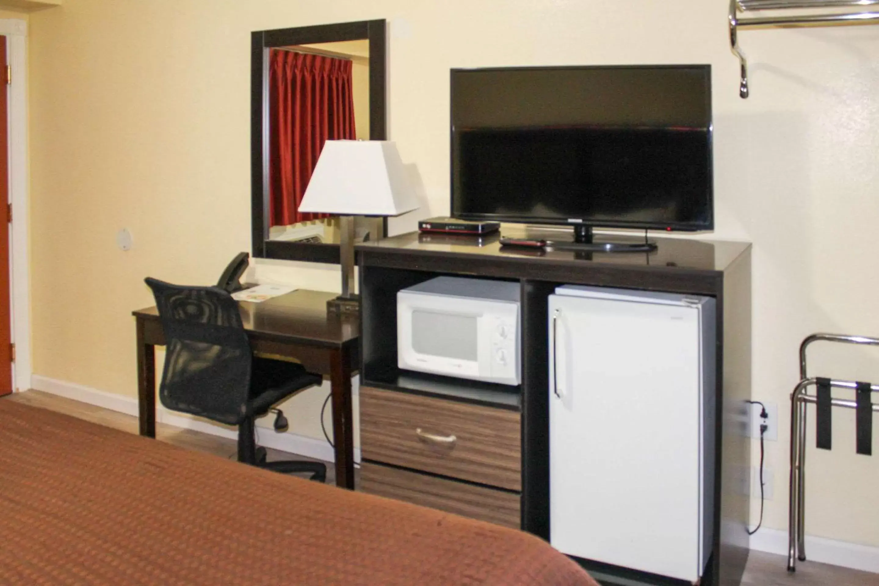 Bedroom, TV/Entertainment Center in Rodeway Inn Medford