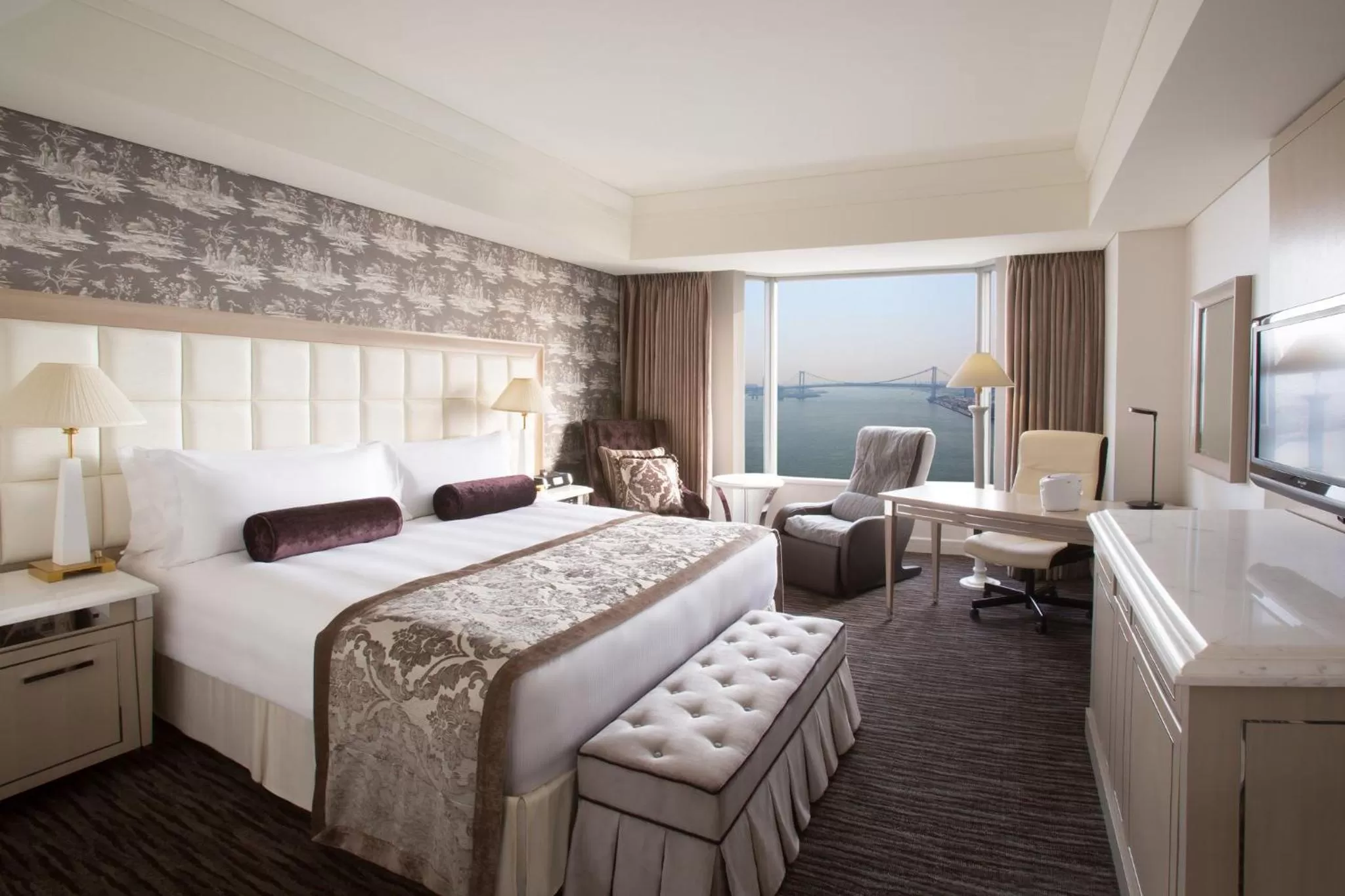 Photo of the whole room, Bed in InterContinental Tokyo Bay by IHG