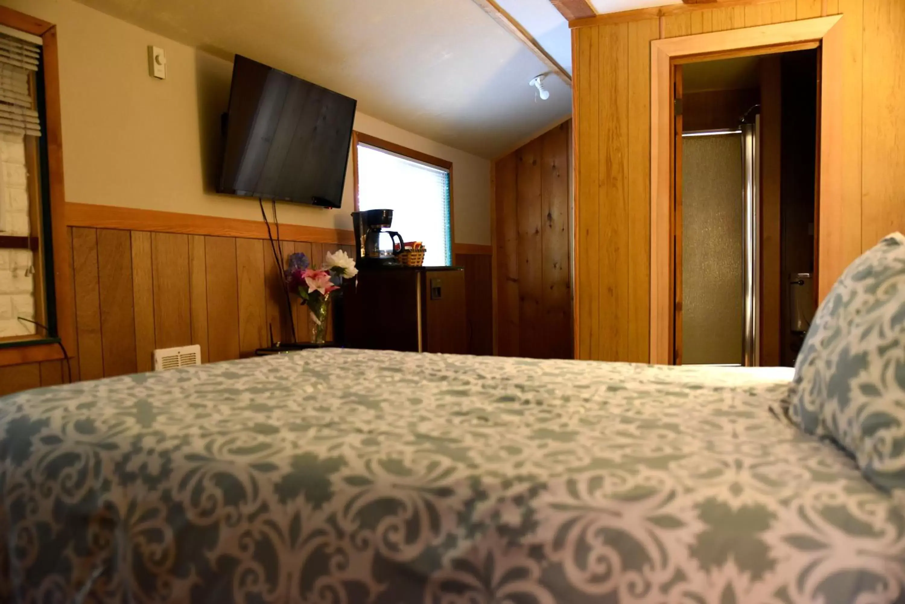 Bed in Gateway Inn & Cabins