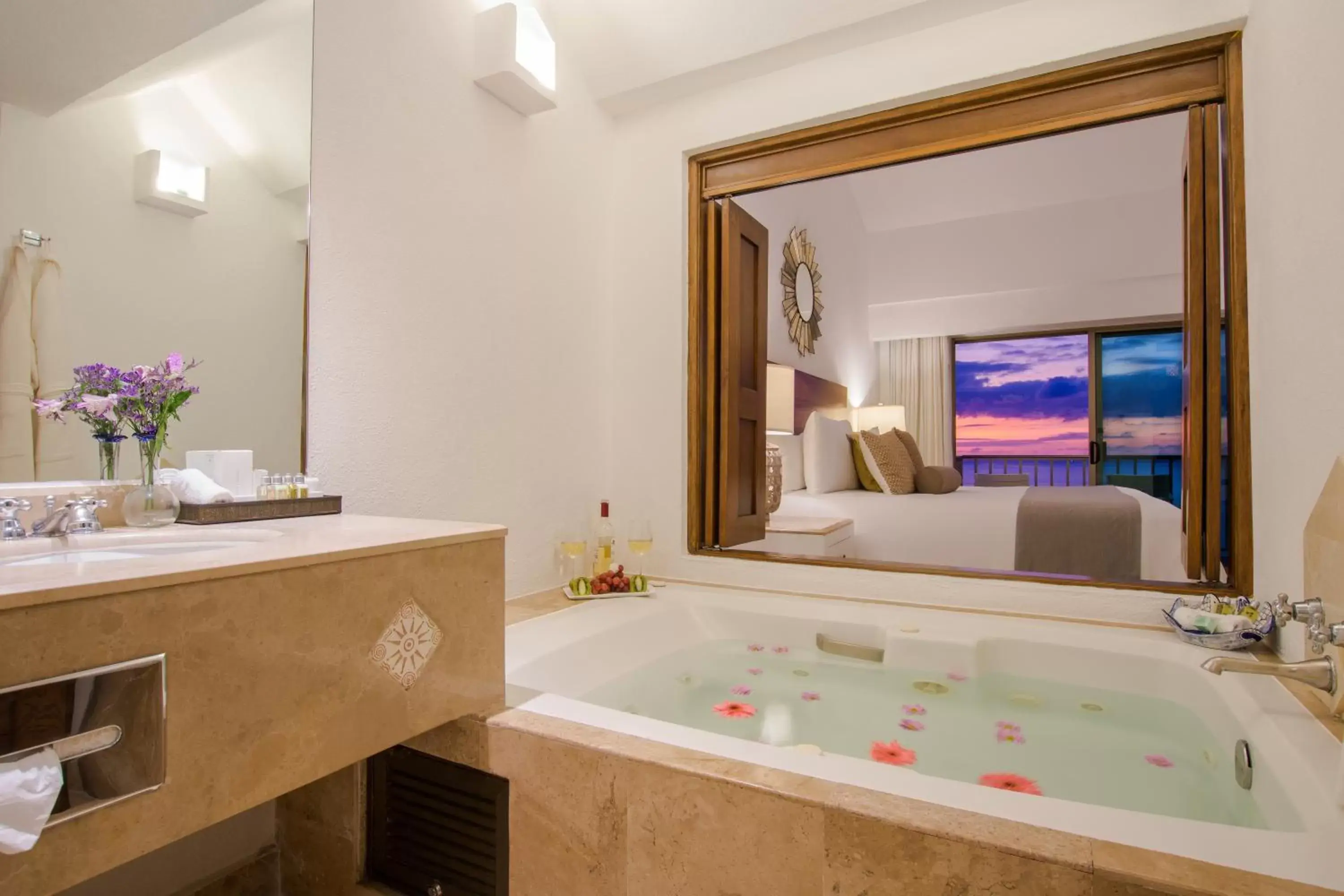 Hot Tub, Bathroom in Villa Premiere Boutique Hotel & Romantic Getaway