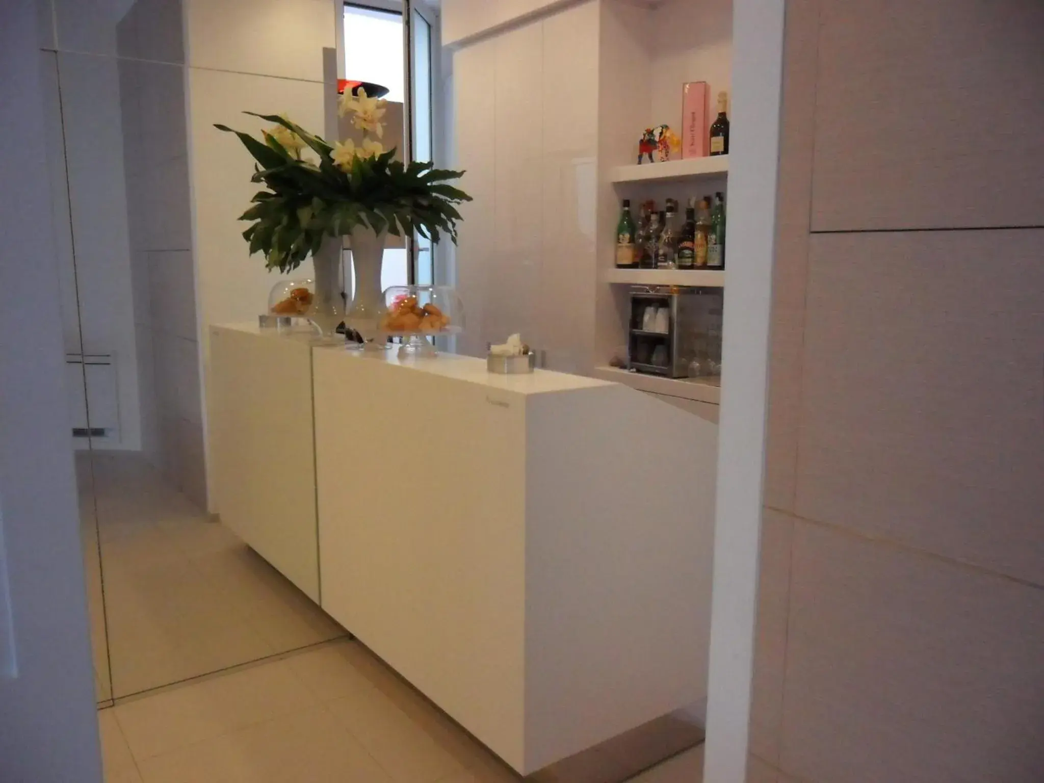 Lounge or bar, Kitchen/Kitchenette in Soglow Business Class Hotel