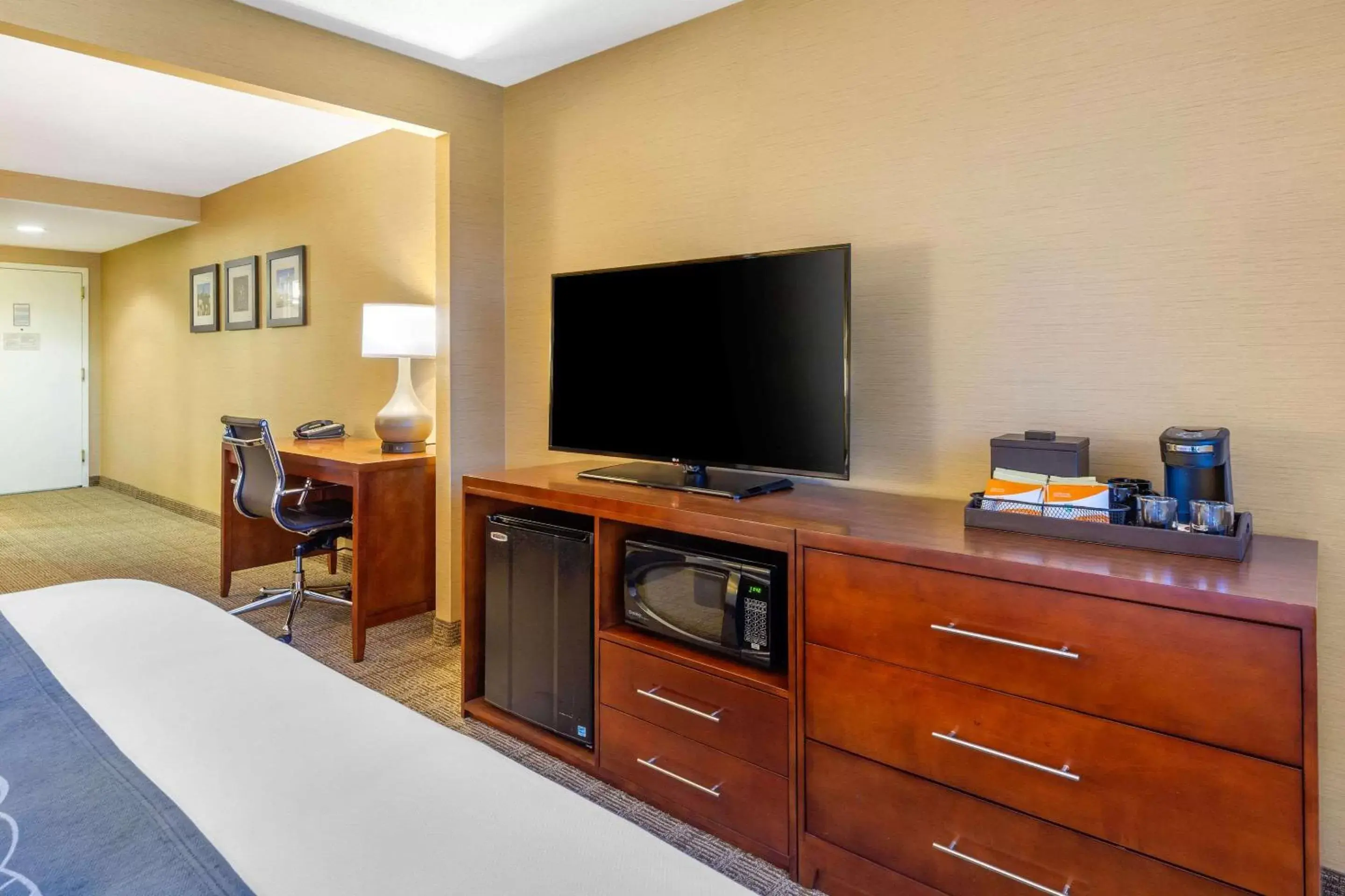 Photo of the whole room, TV/Entertainment Center in Comfort Inn & Suites Logan International Airport