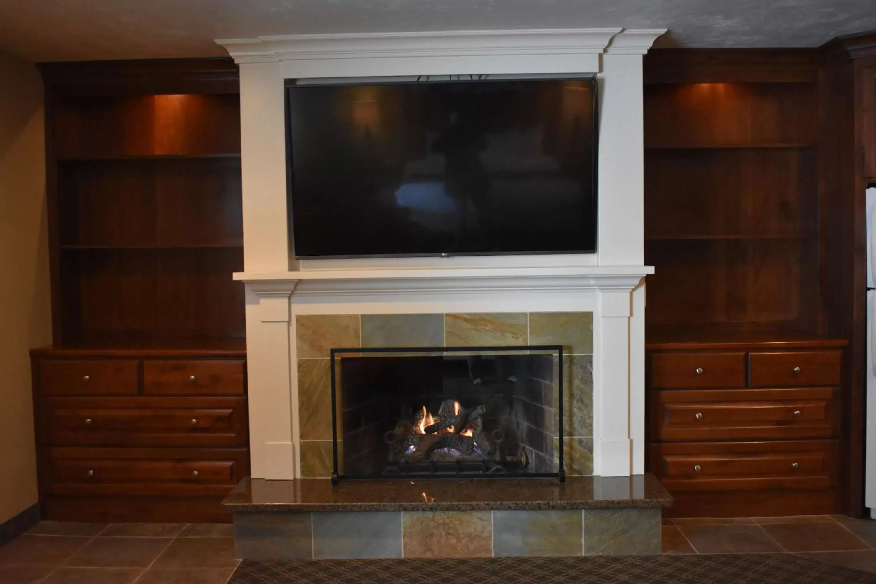 Photo of the whole room, TV/Entertainment Center in Best Western Driftwood Inn