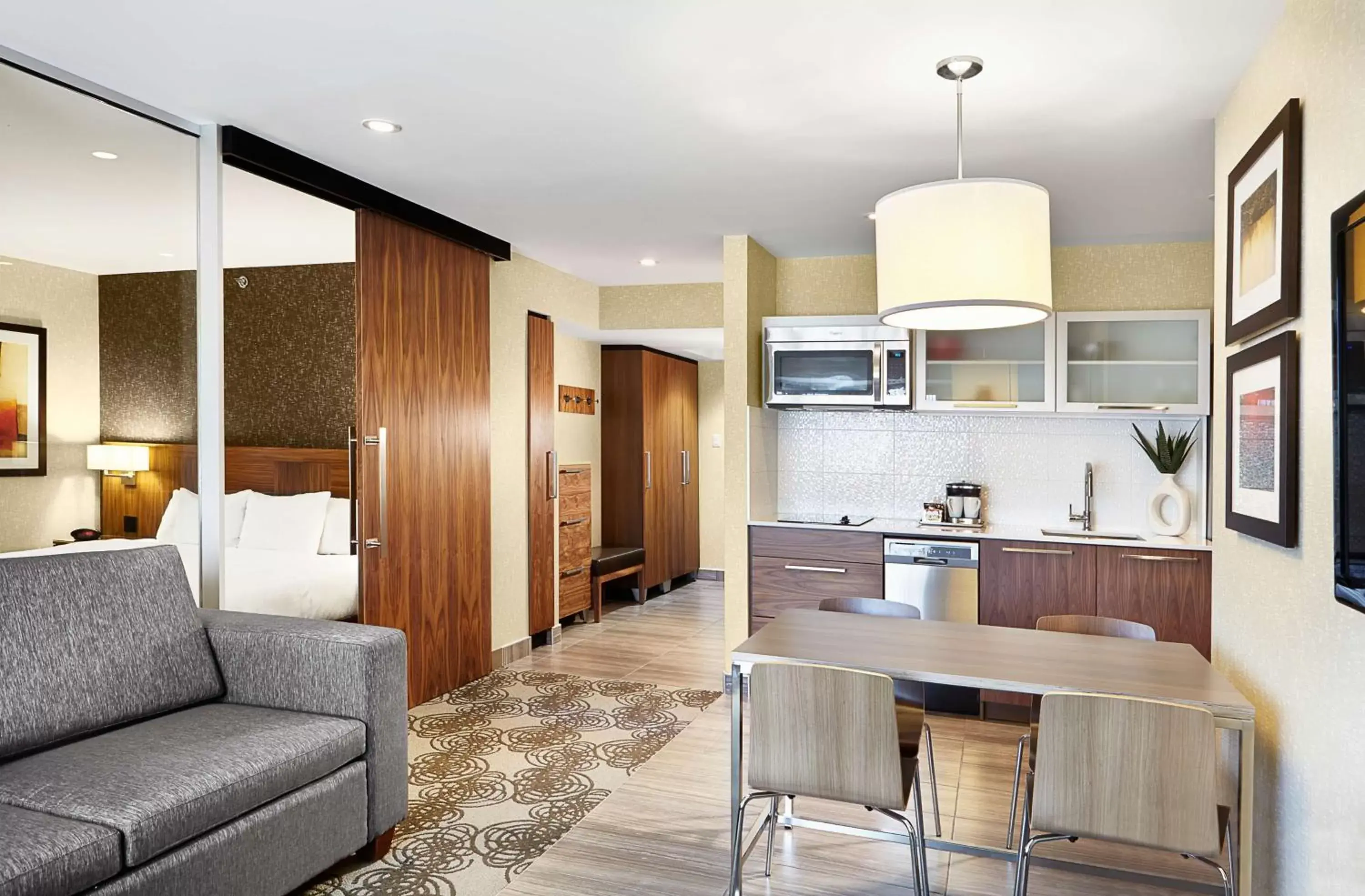 Standard King Suite in Hilton Montreal/Laval