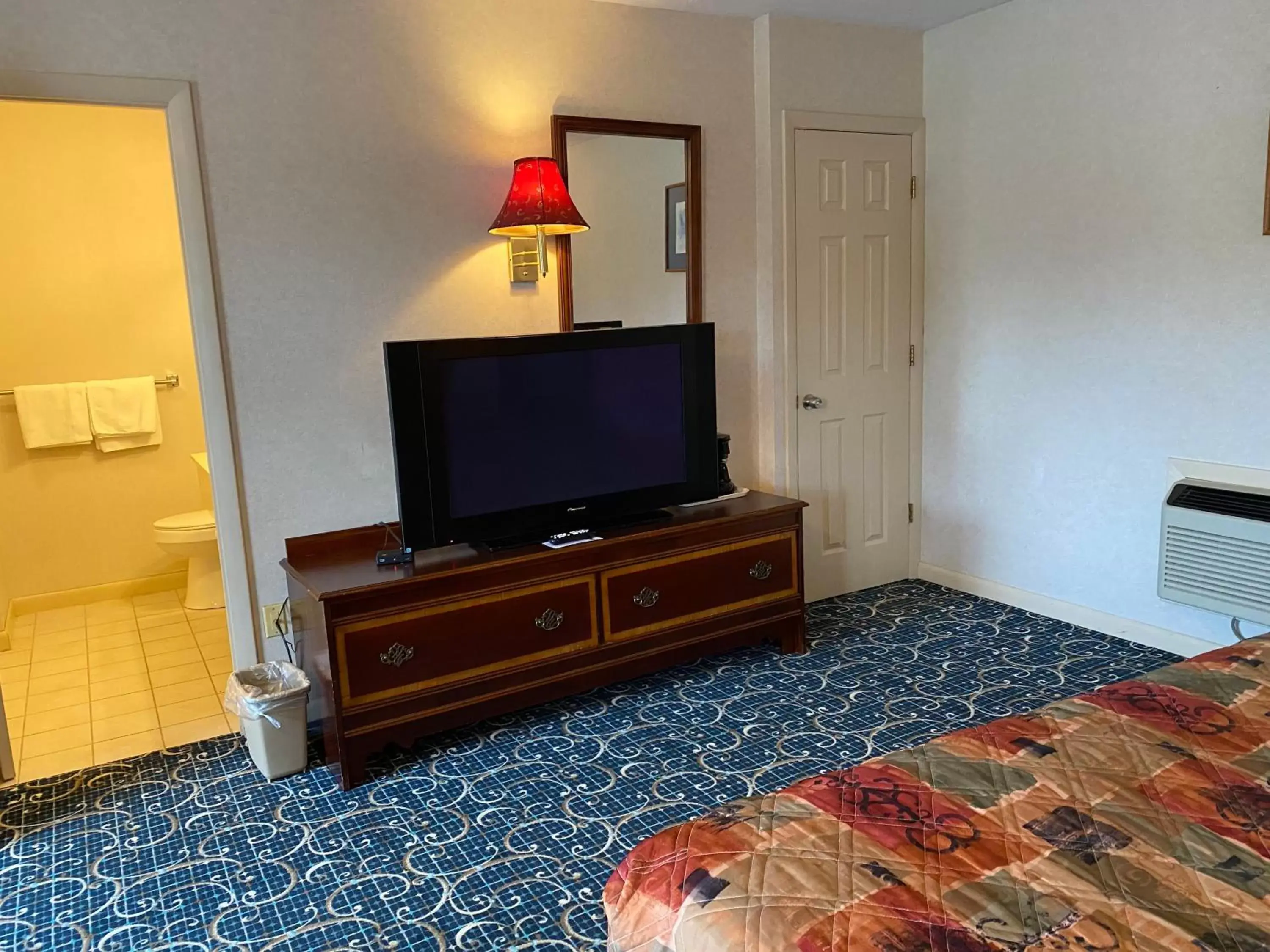 TV/Entertainment Center in Economy Lodge 682 Main St Sturbridge