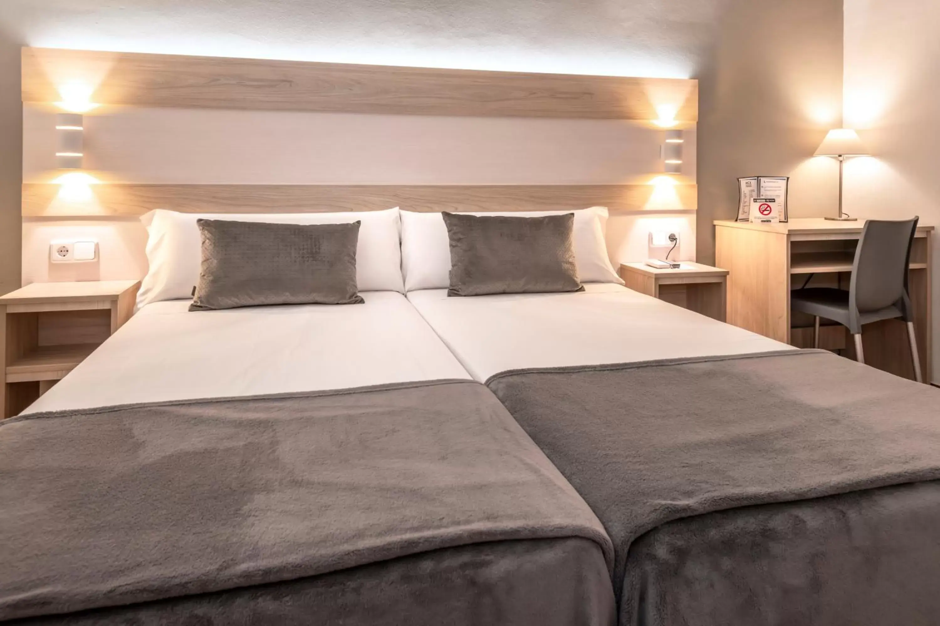 Bedroom, Bed in Hotel Catalunya Express