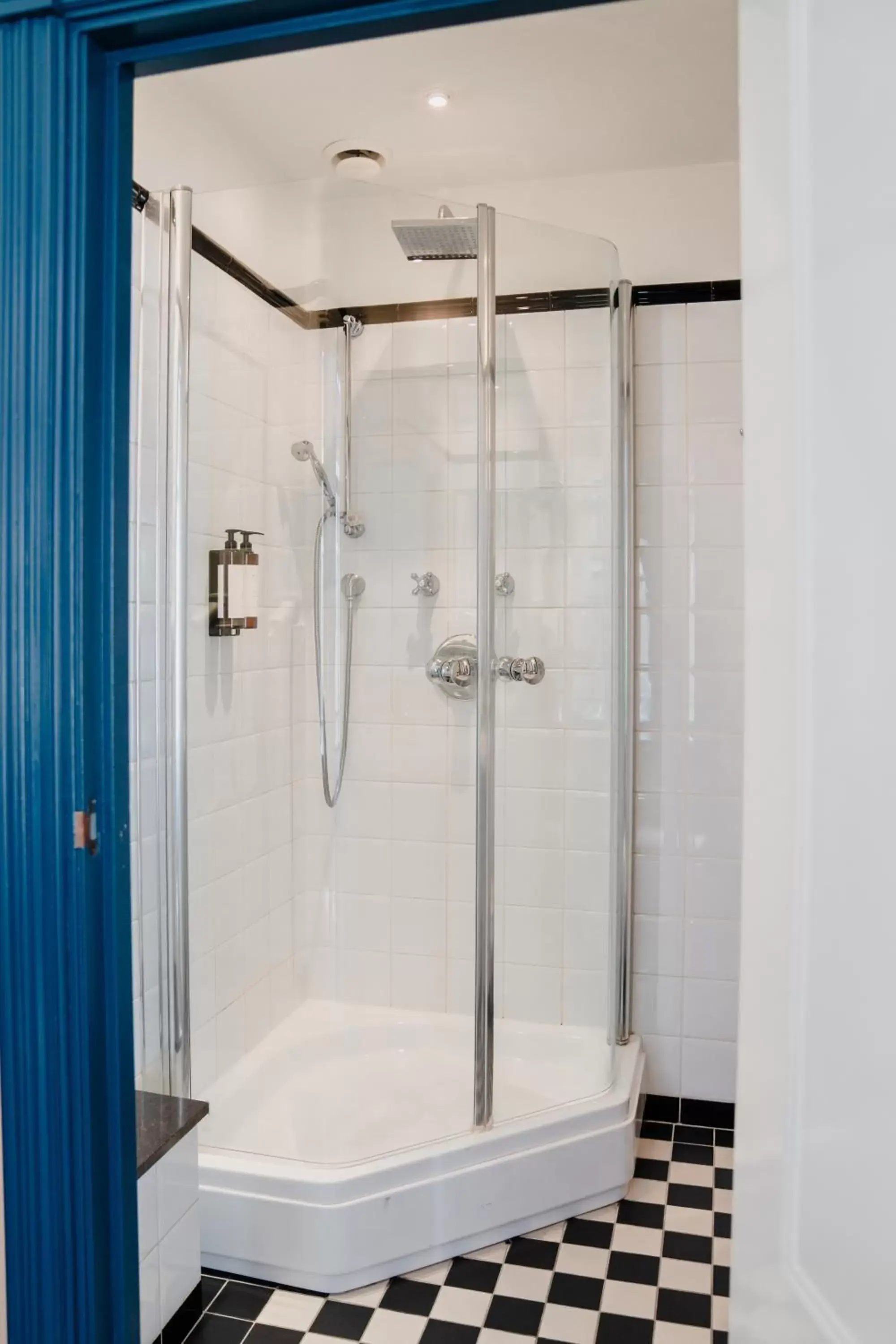 Shower, Bathroom in Paleis Hotel