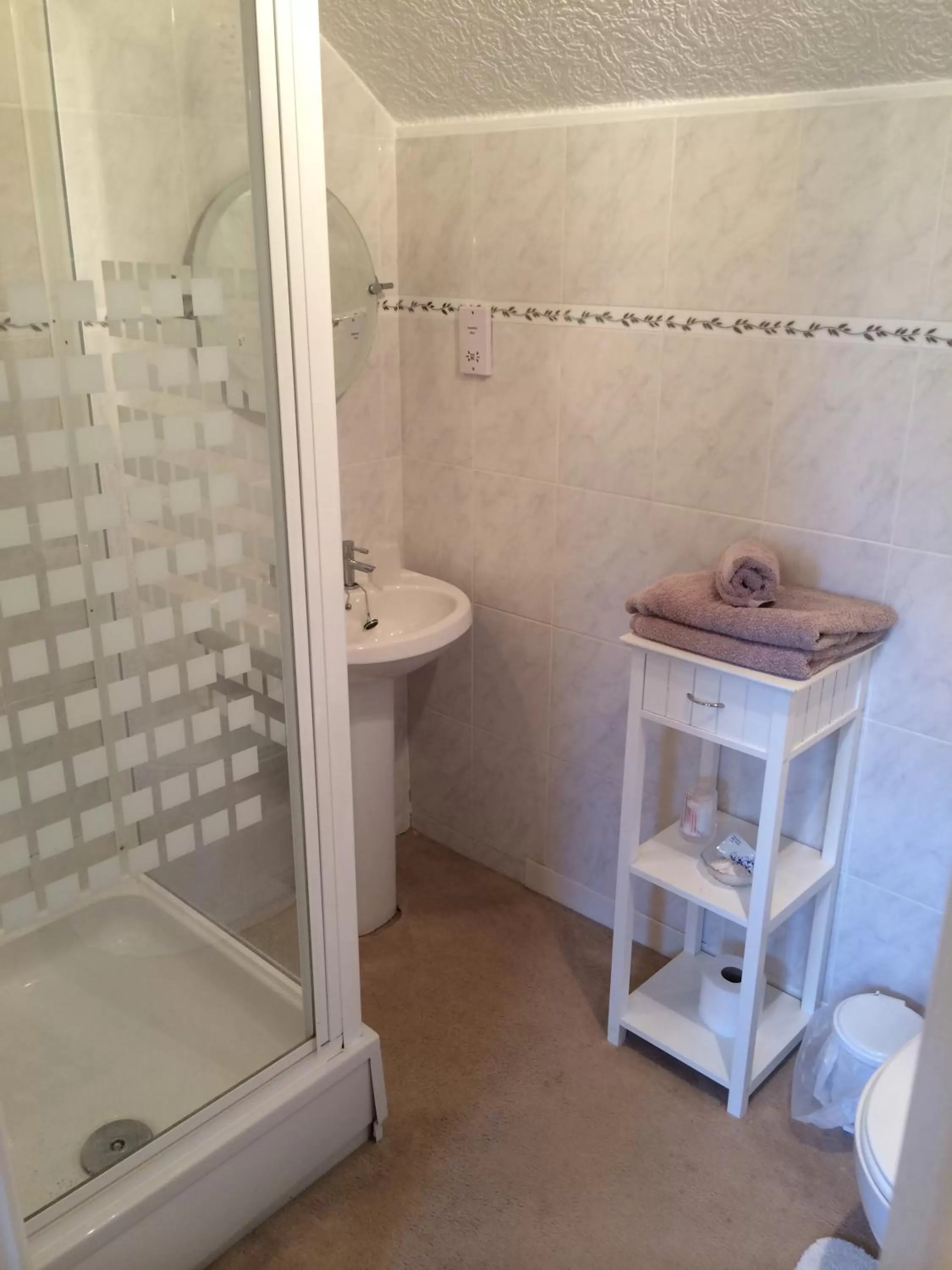 Shower in Don Muir Guesthouse