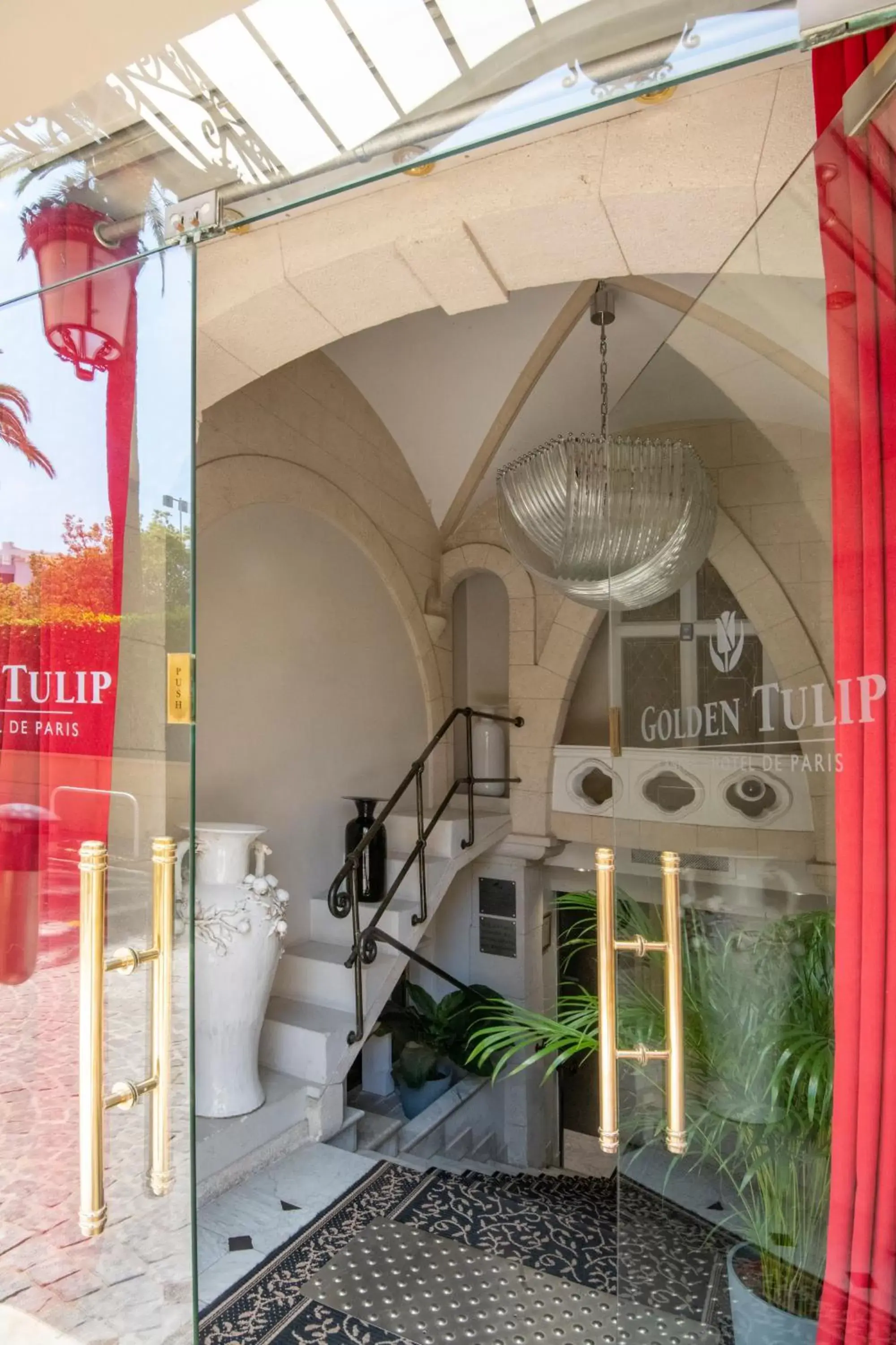 Facade/entrance in GOLDEN TULIP CANNES HOTEL de PARIS