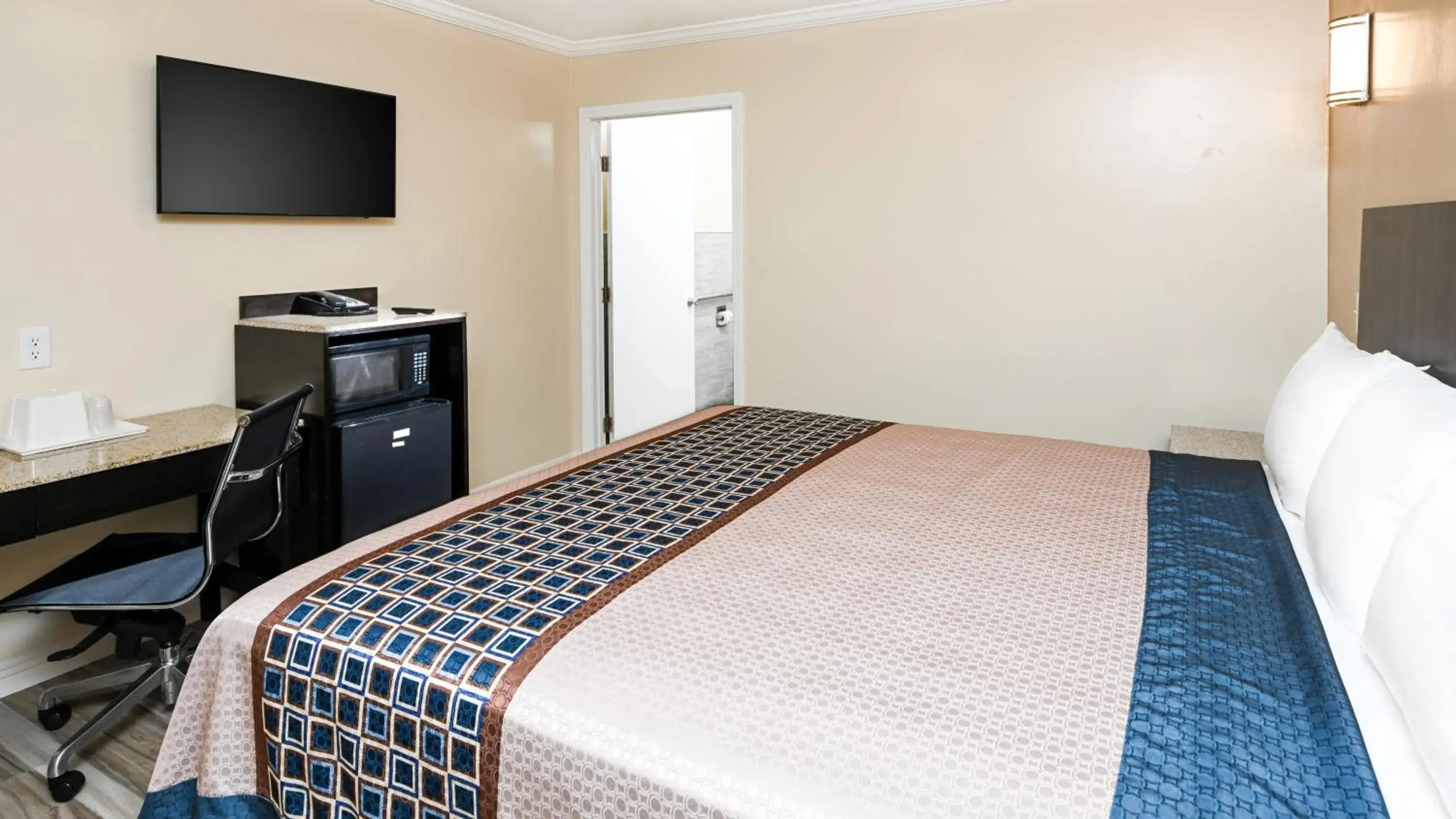 Photo of the whole room, Bed in Sea Rock Inn - Long Beach Photo of the whole room, Bed in Sea Rock Inn - Long Beach