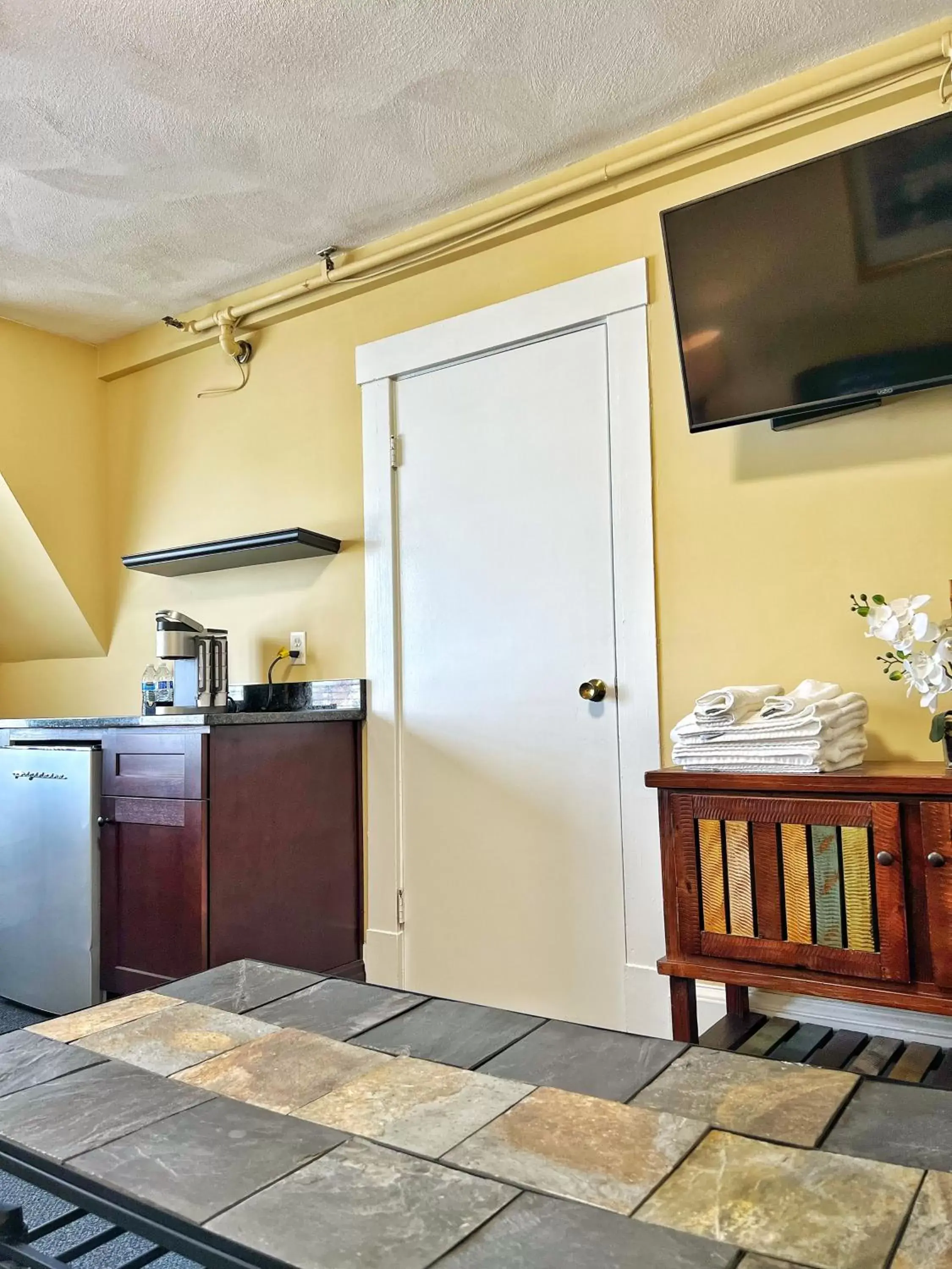 Living room, Kitchen/Kitchenette in Winthrop Arms Hotel Restaurant Logan Airport