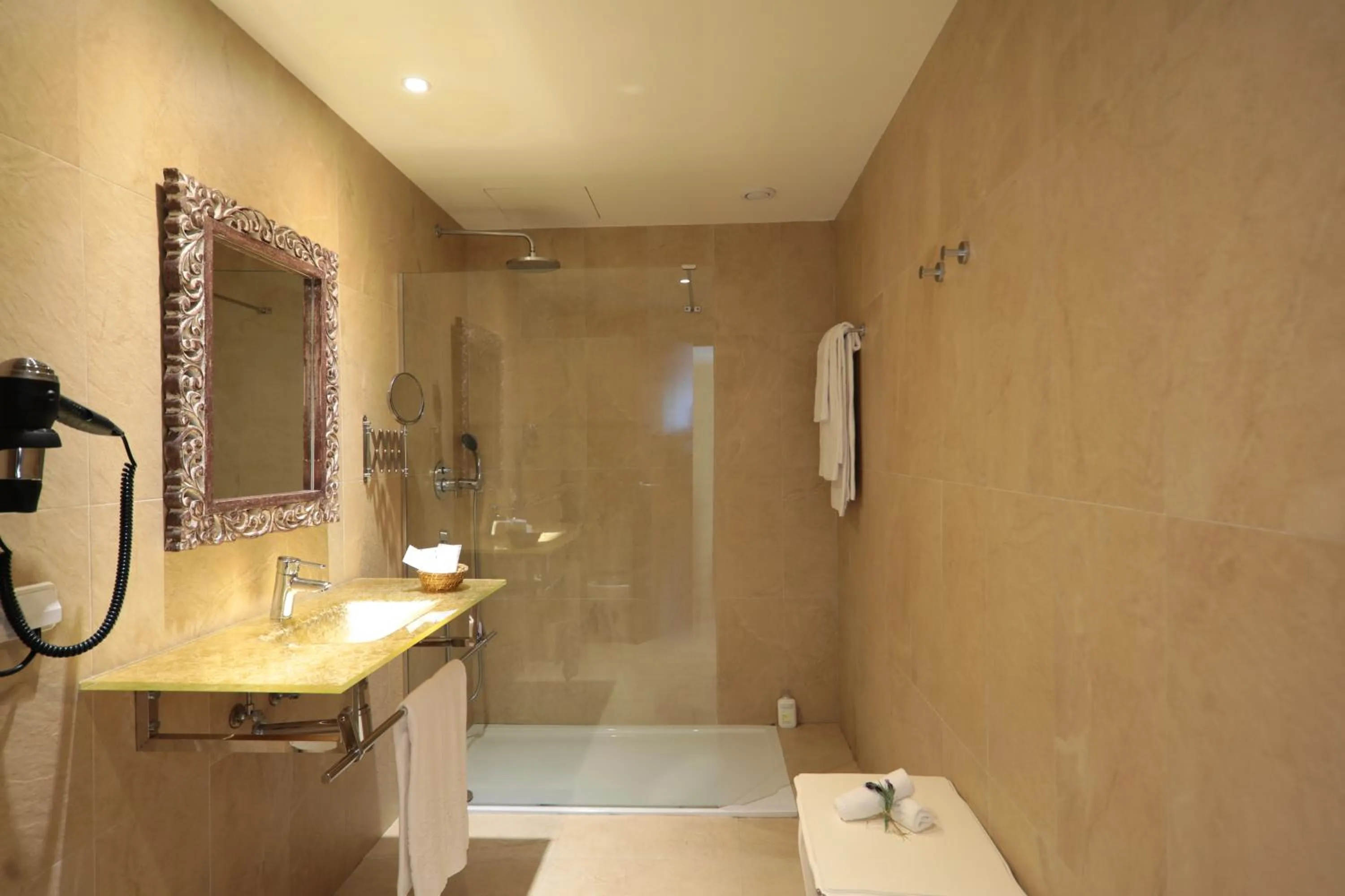 Standard Triple Room in Hotel La Pergola Mallorca