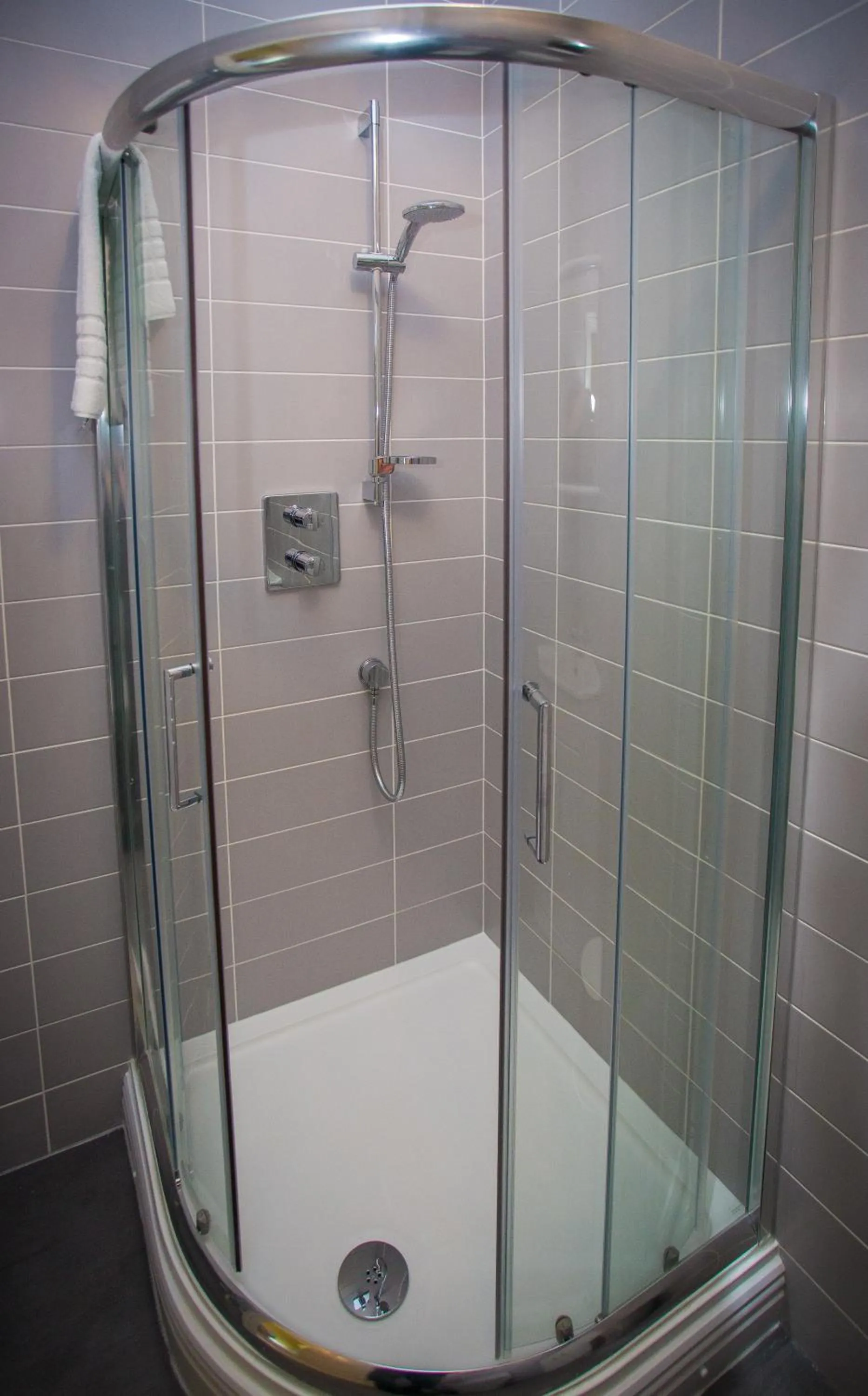Shower in Studios At Glenthorne