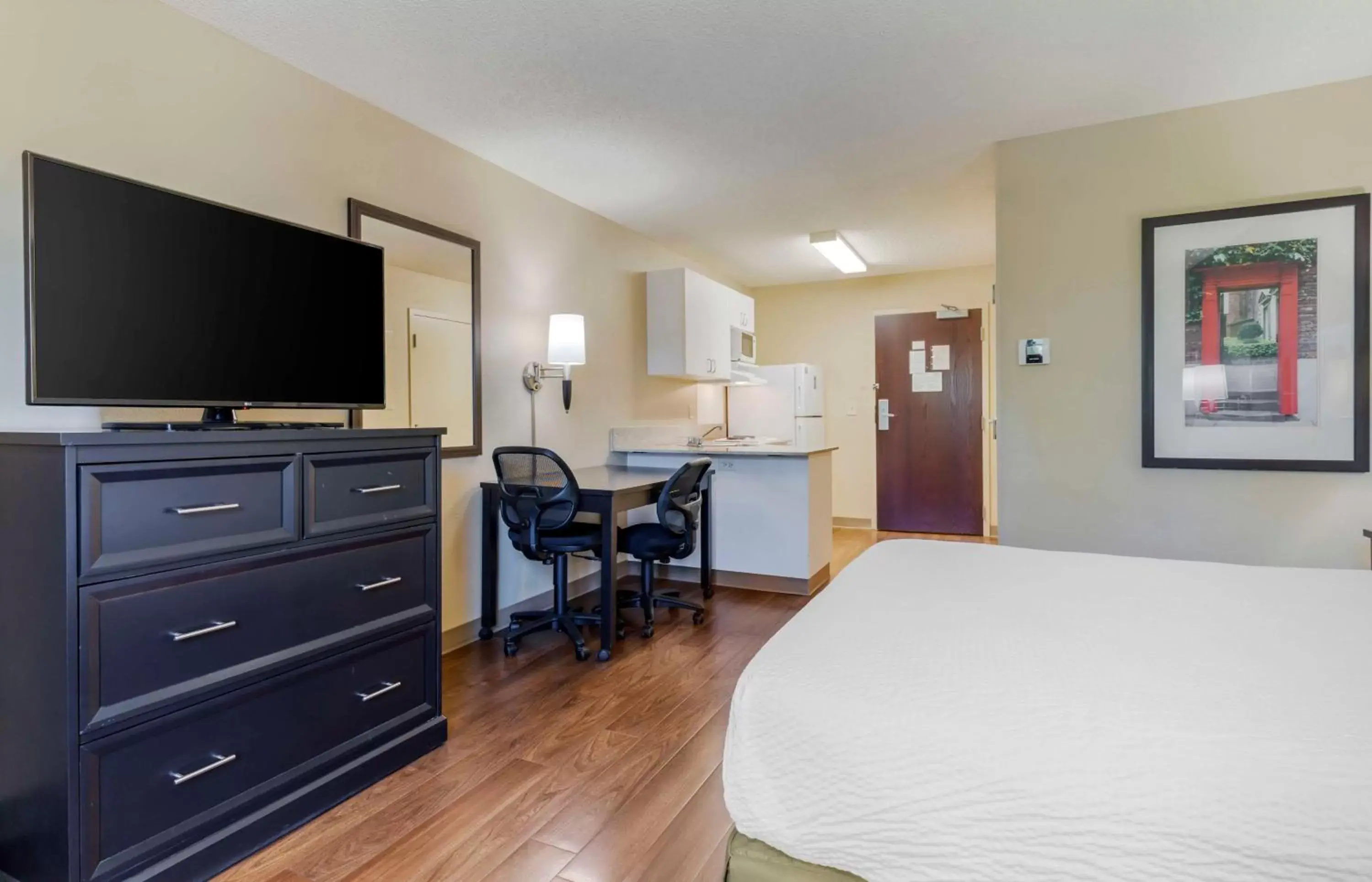 Bedroom, TV/Entertainment Center in Extended Stay America Suites - San Jose - Santa Clara