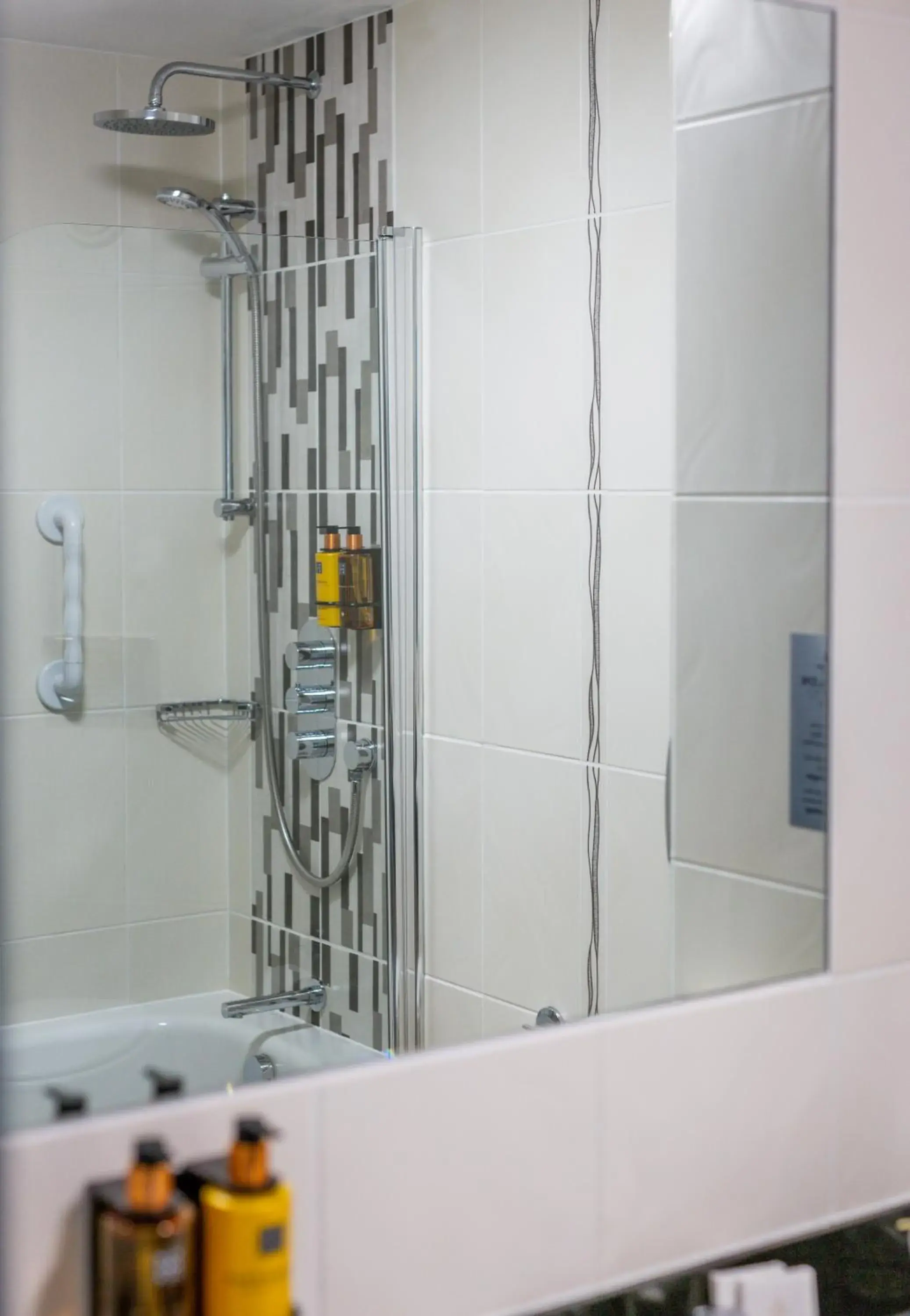 Shower, Bathroom in Dublin Skylon Hotel