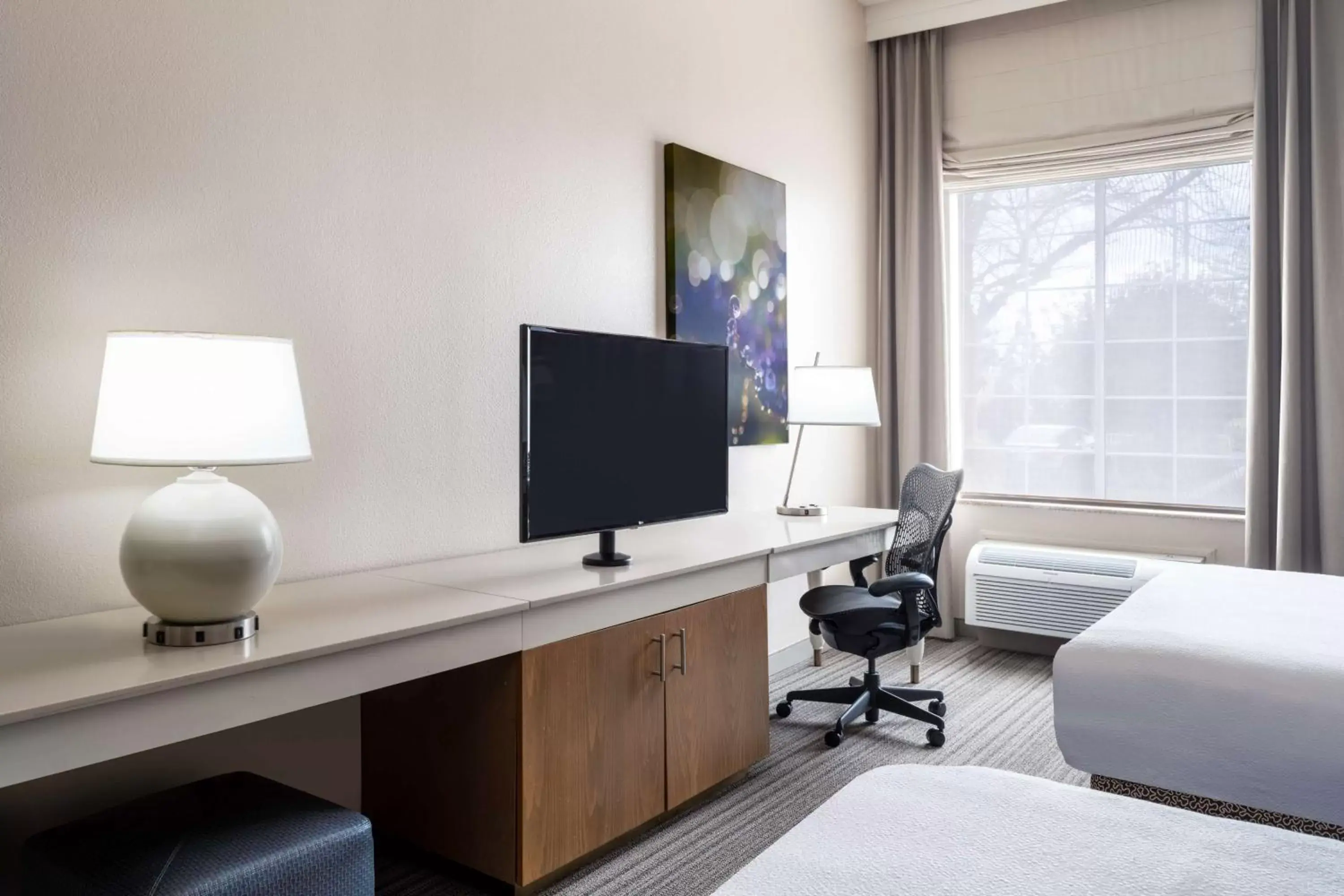 Bedroom, TV/Entertainment Center in Hilton Garden Inn Bakersfield