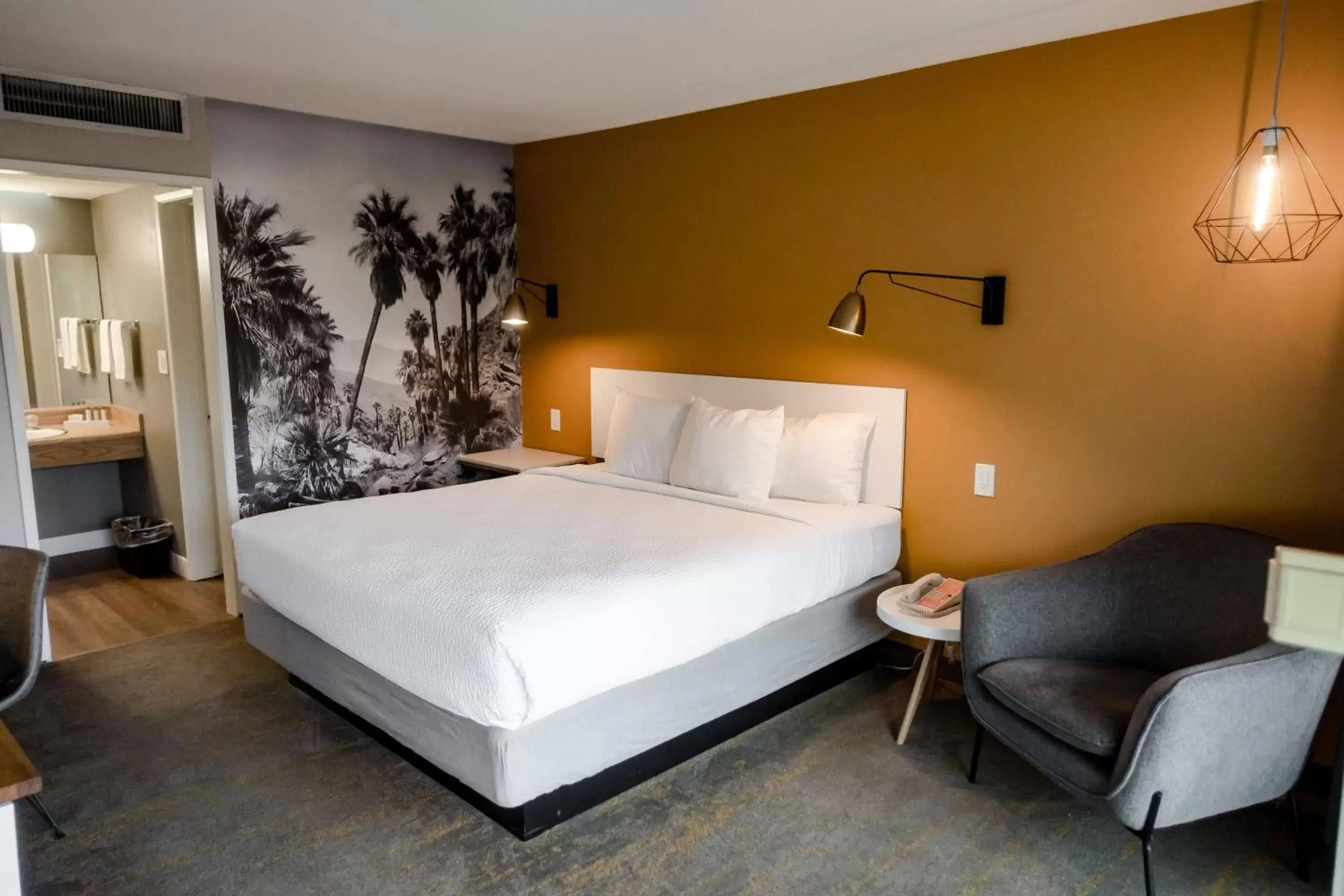 Photo of the whole room, Bed in Vagabond Motor Hotel - Palm Springs