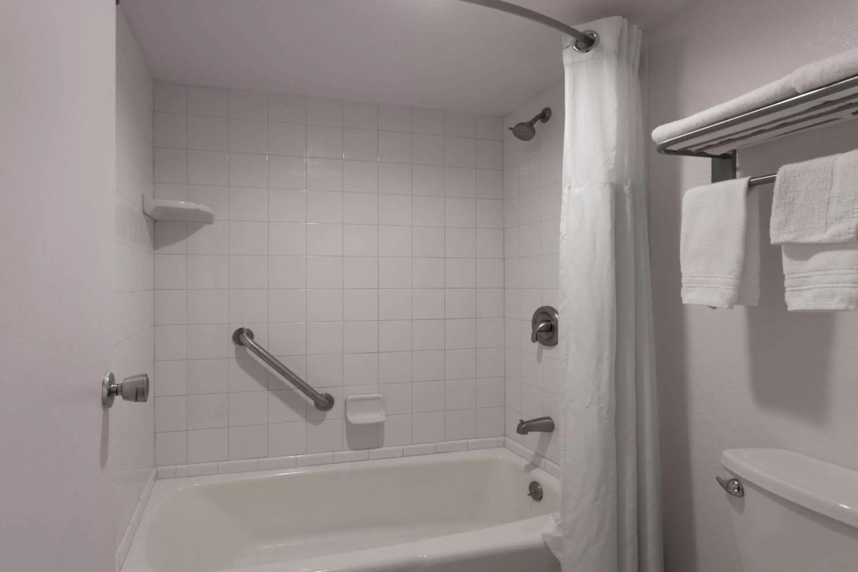 TV and multimedia, Bathroom in Super 8 by Wyndham Ocala I-75