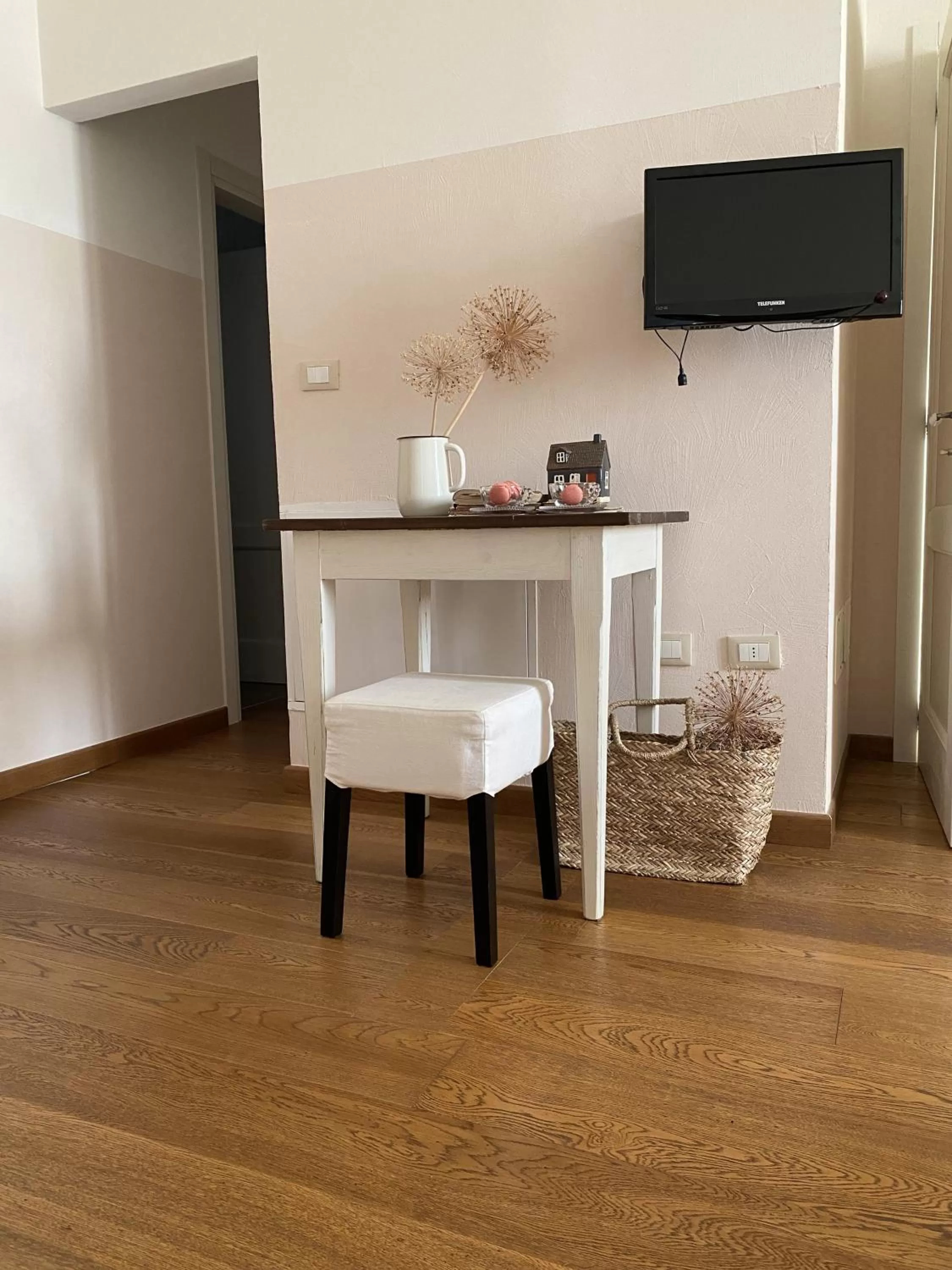 TV/Entertainment Center in B&B MELLONI STREET