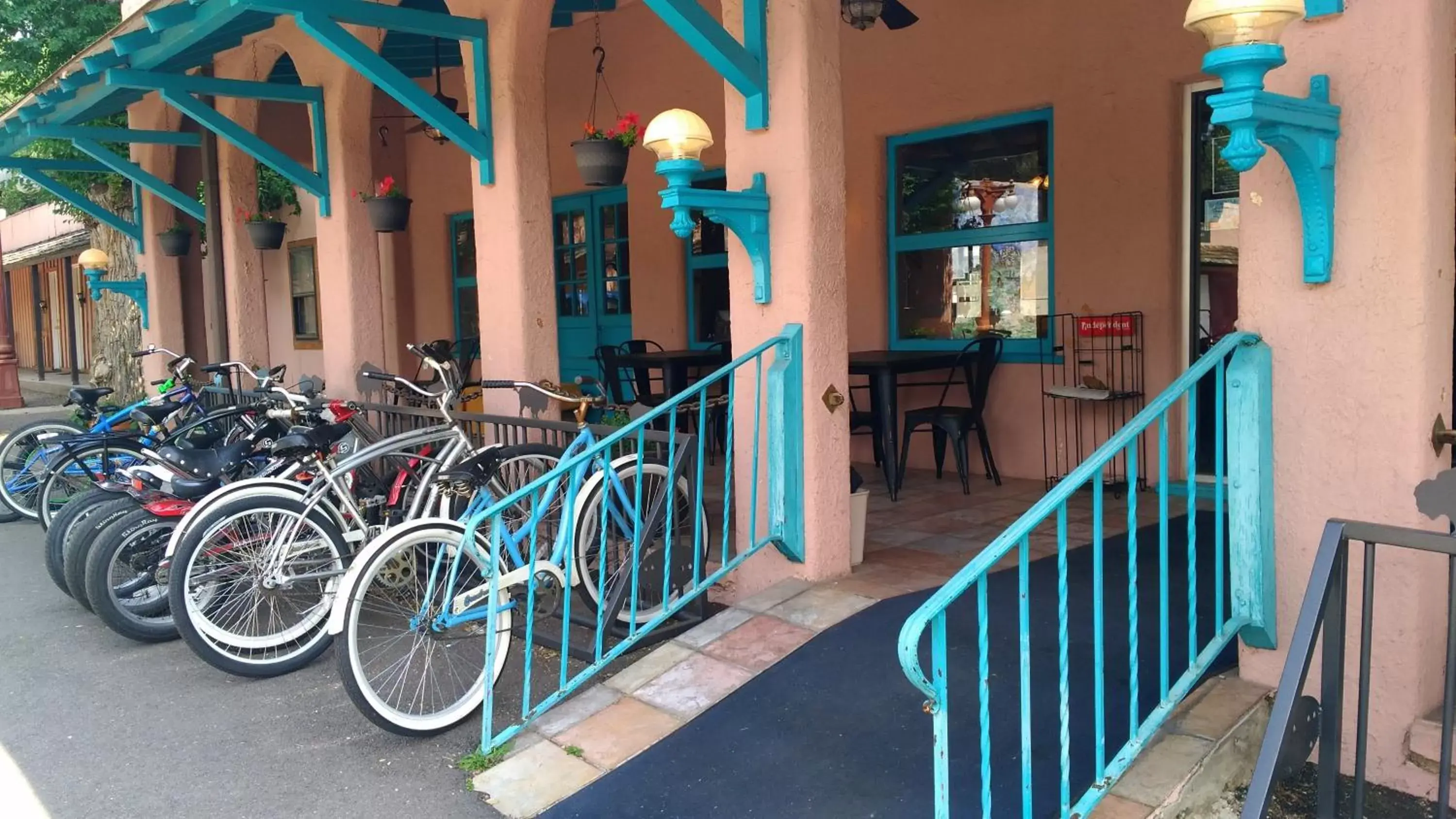 Facade/entrance in Buffalo Lodge Bicycle Resort - Amazing access to local trails & the Garden