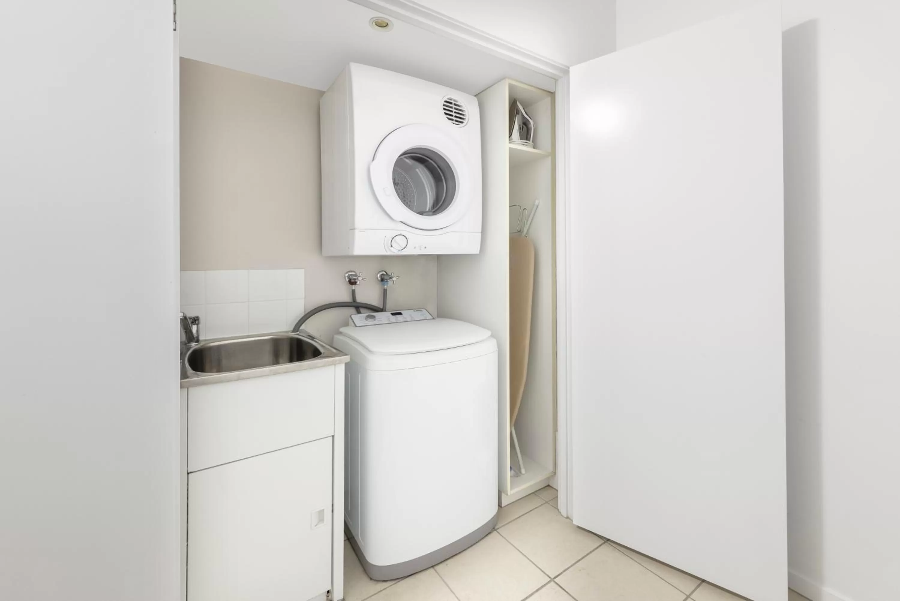 laundry in Ramada By Wyndham Marcoola Beach