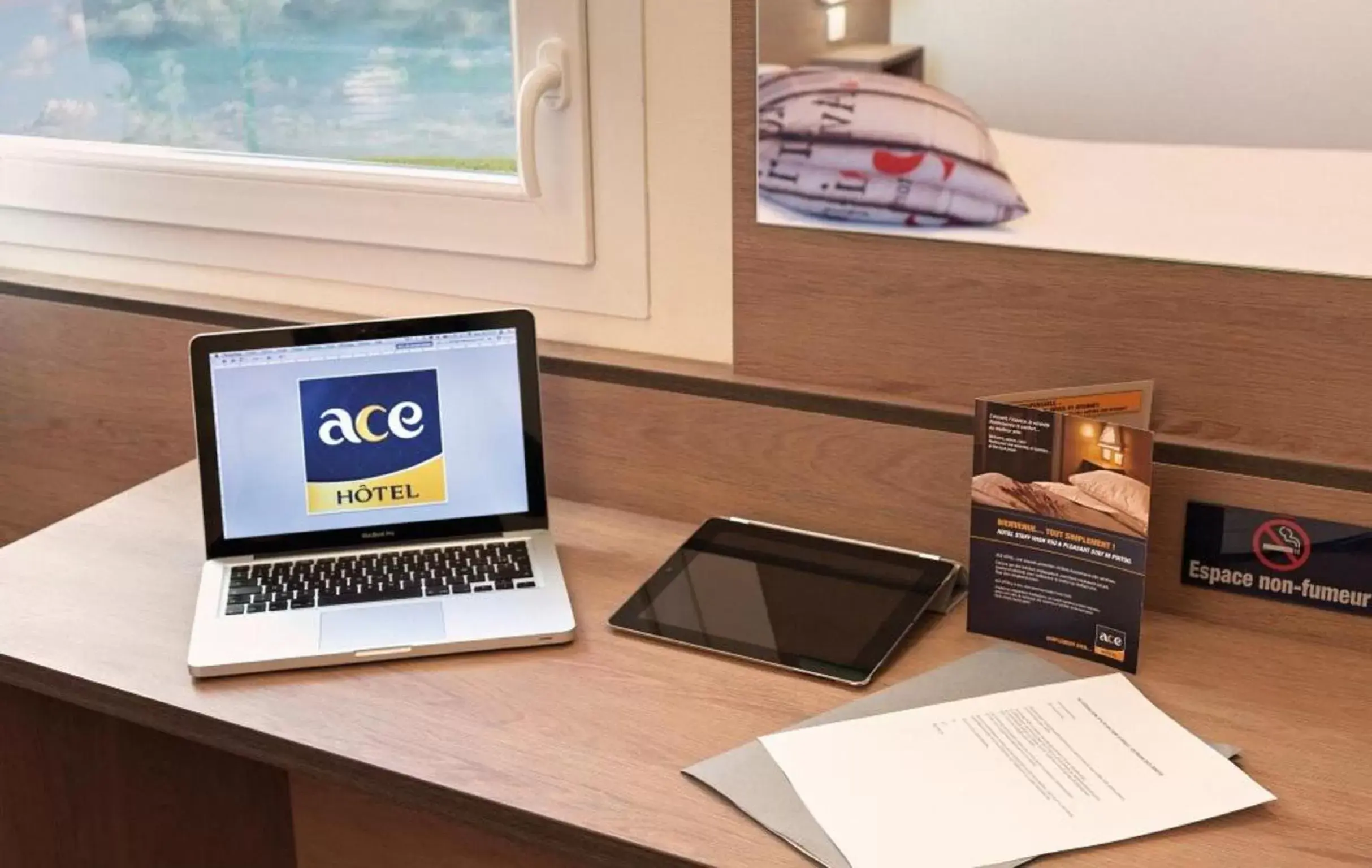 Seating area, TV/Entertainment Center in Ace Hotel Roanne