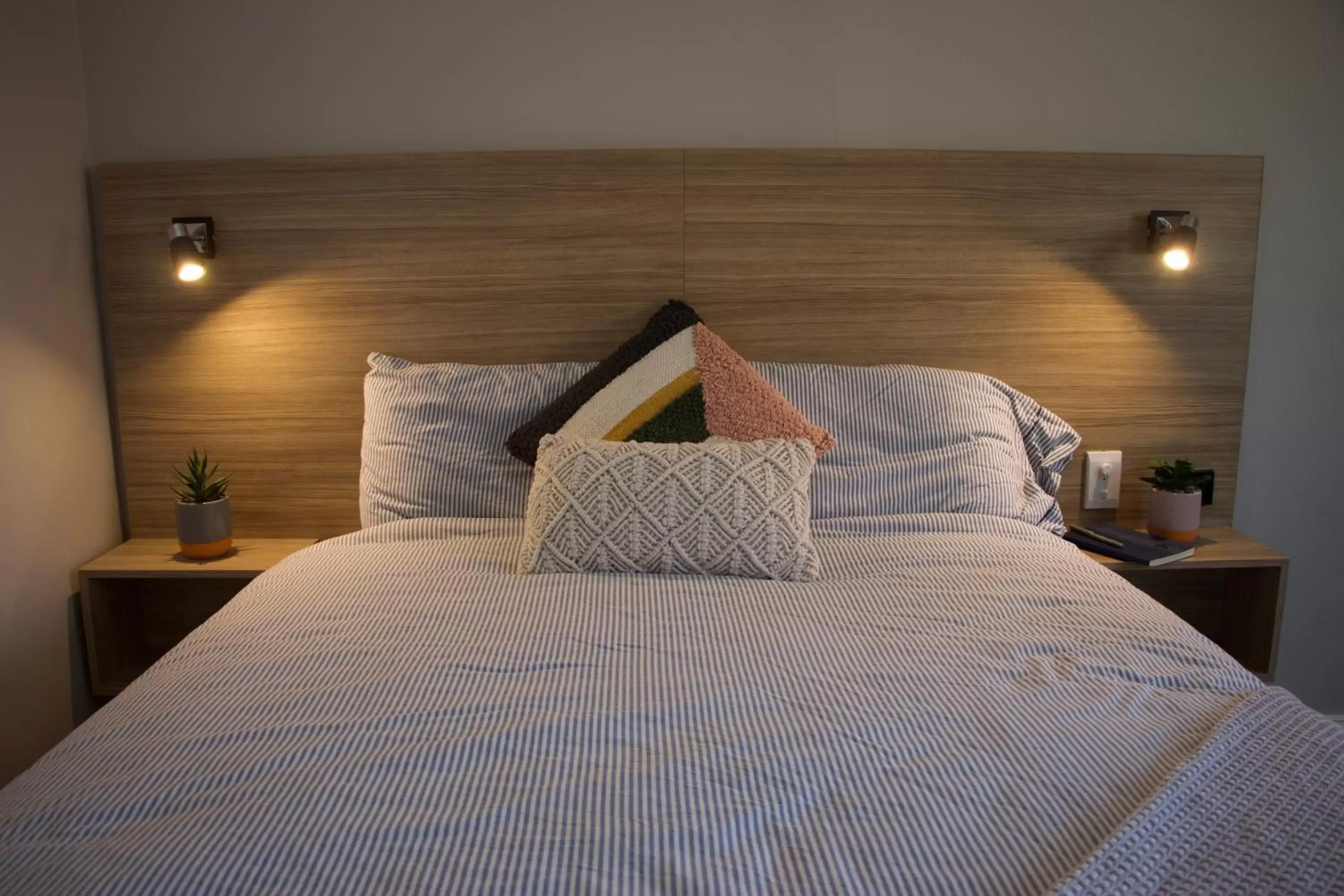 Bedroom, Bed in Carnarvon Lodge Kirribilli, Sydney