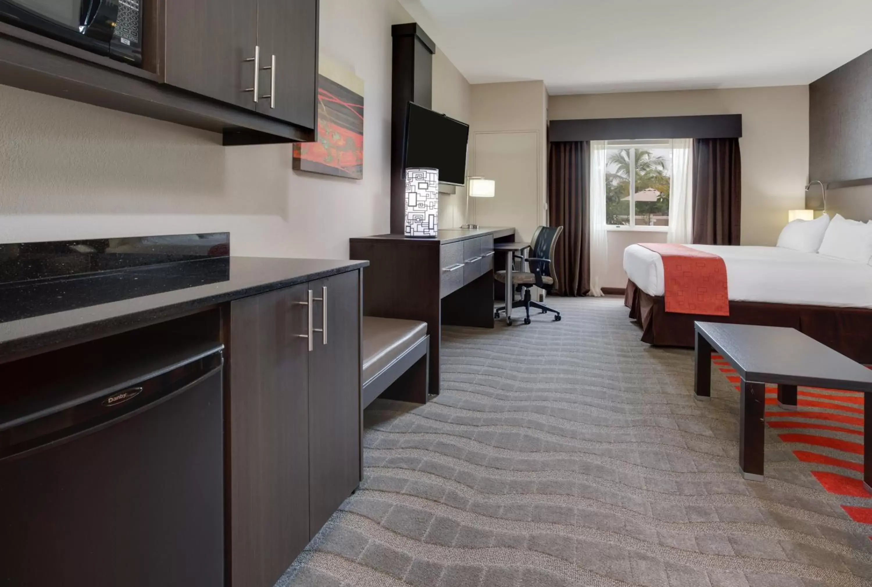 Photo of the whole room, Kitchen/Kitchenette in Holiday Inn Express & Suites Naples Downtown - 5th Avenue, an IHG Hotel