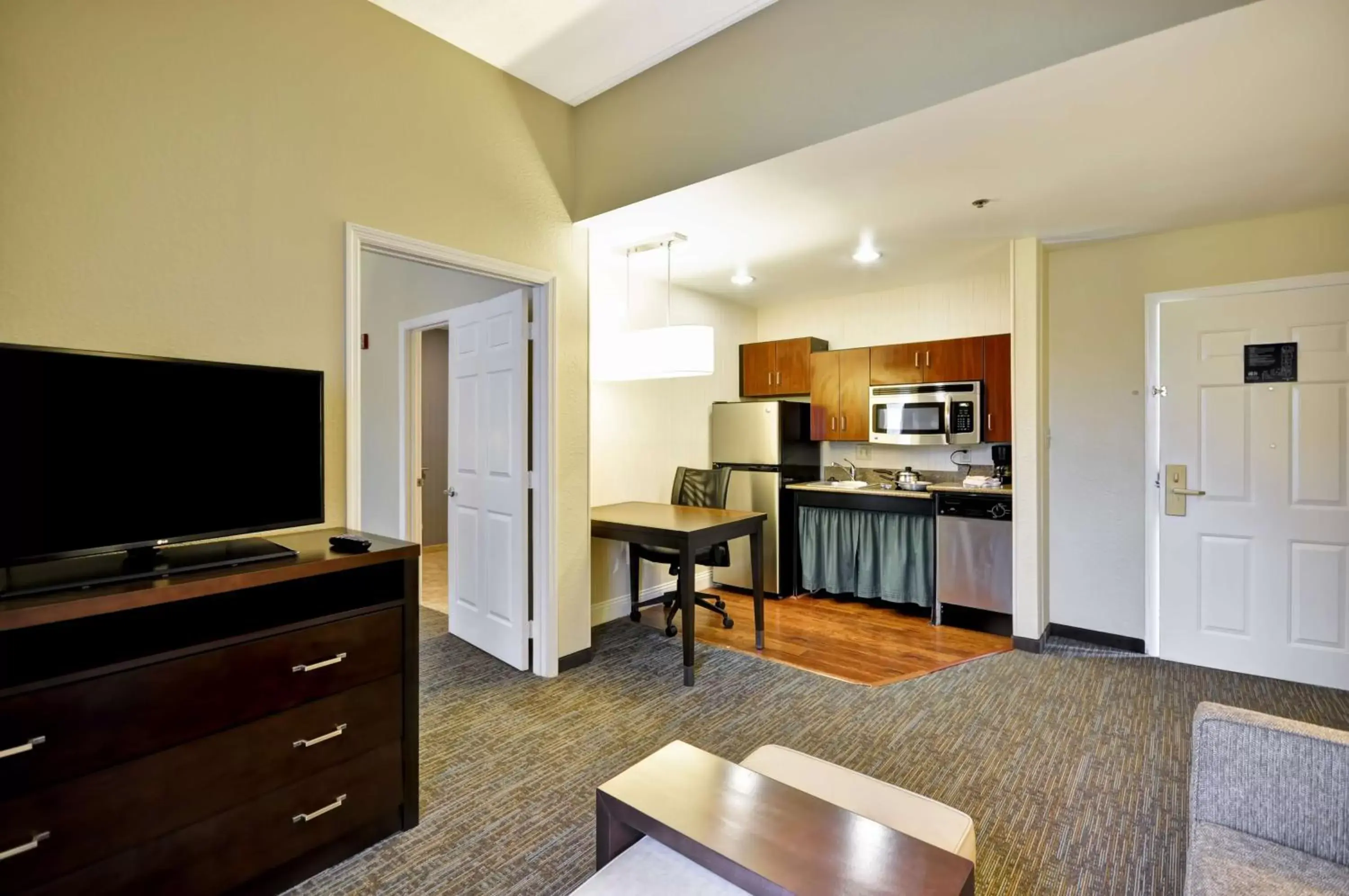 Kitchen or kitchenette, TV/Entertainment Center in Homewood Suites by Hilton Augusta