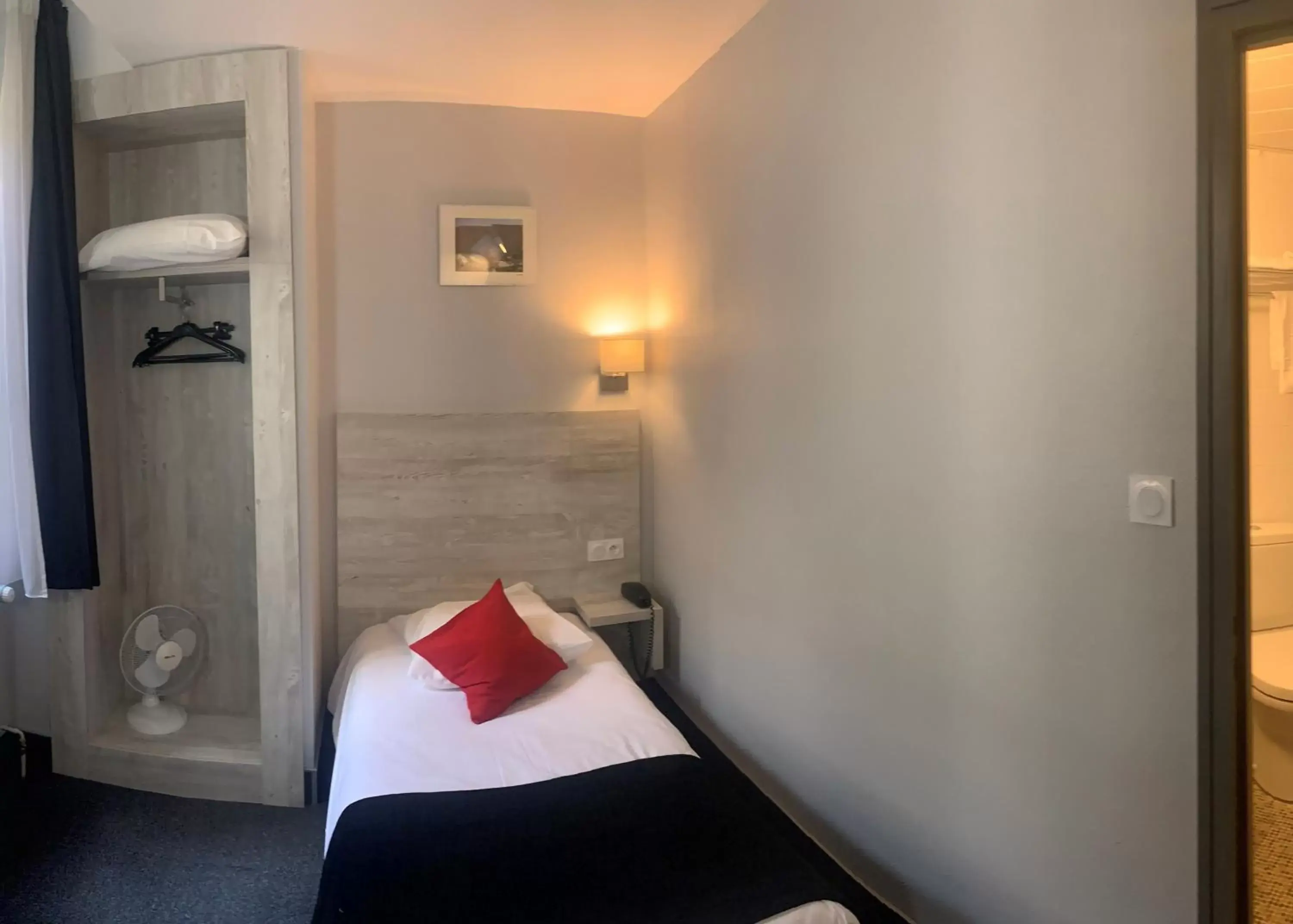 Bedroom, Bed in Brit Hotel Suisse et Bordeaux - Centre Gare